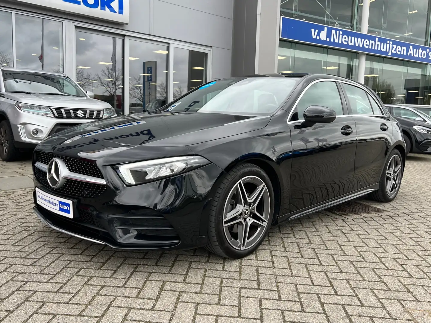 Mercedes-Benz A 200 AMG Line | MBUX | Cruise | Climate | Info Bas: 049 Zwart - 2