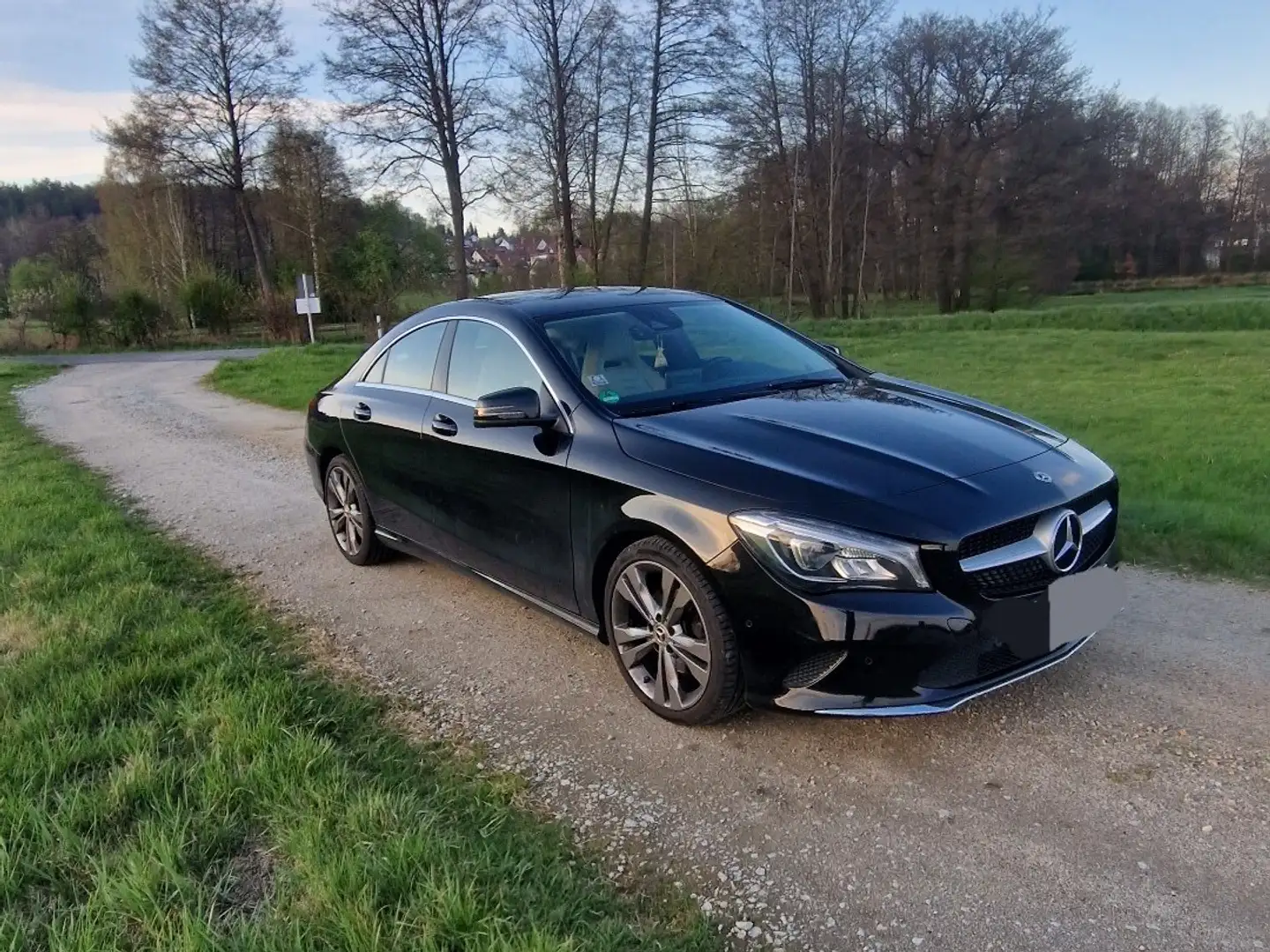 Mercedes-Benz CLA 180 Coupe Schwarz - 1