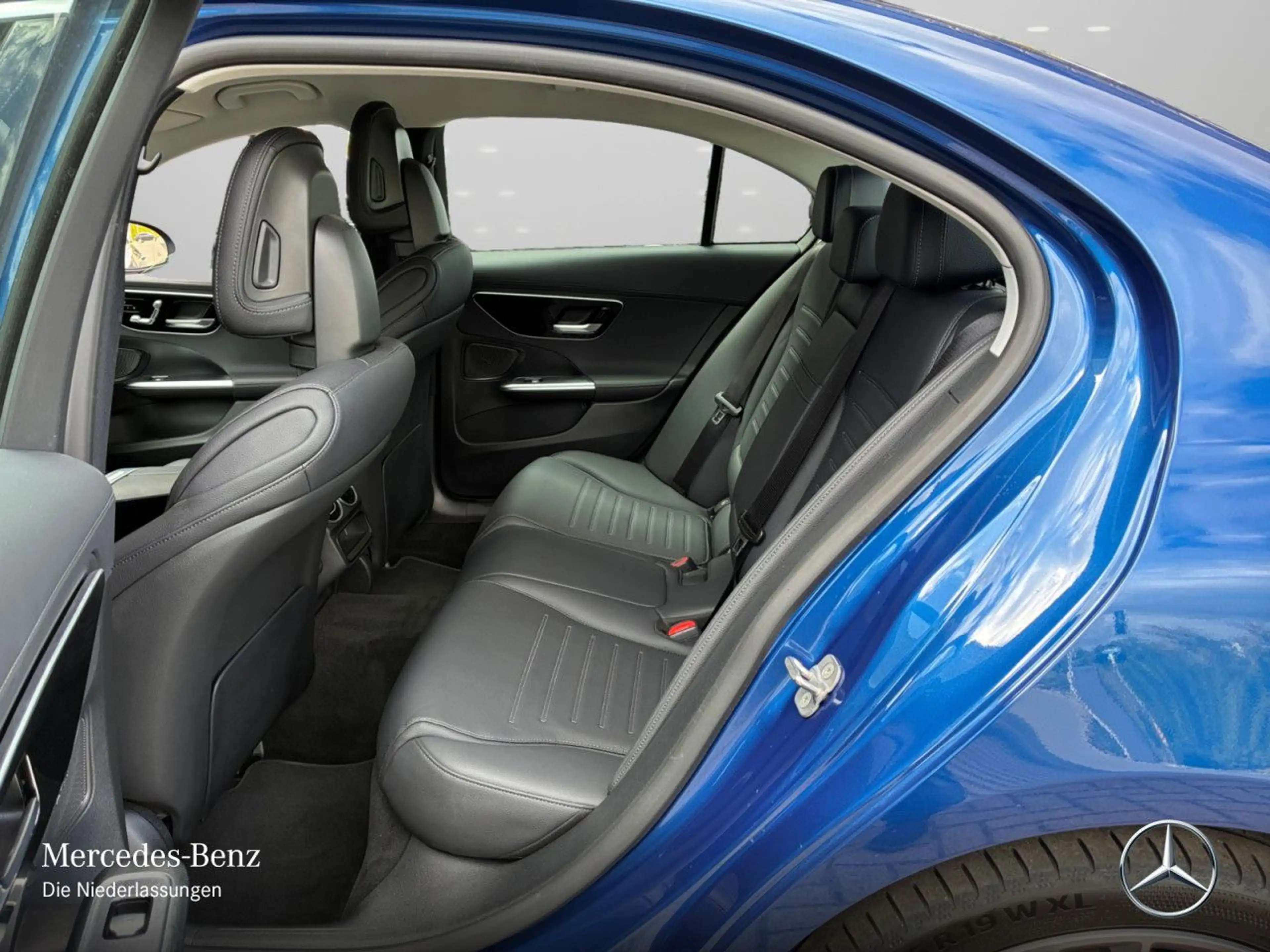 Mercedes-Benz C 300 e AMG+360+TOTW+KEYLESS+9G — photo 12