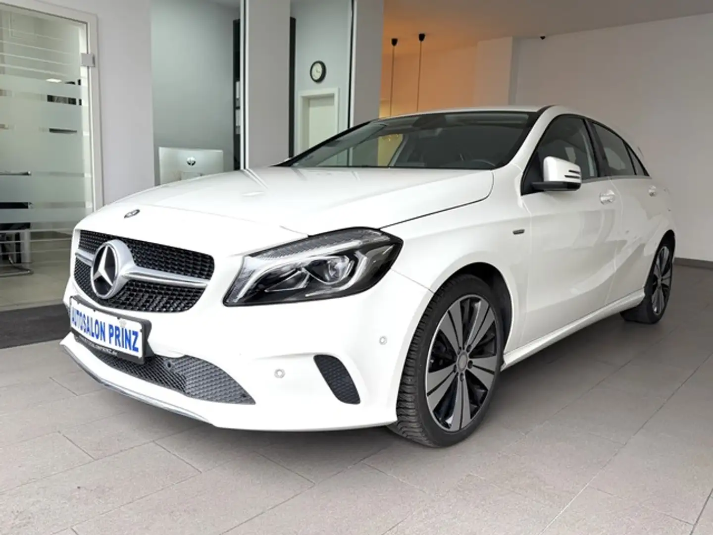 Mercedes-Benz A 200 AUTOM NAVI KLIMA KAMERA VOLLEDER PDC LED Blanc - 1