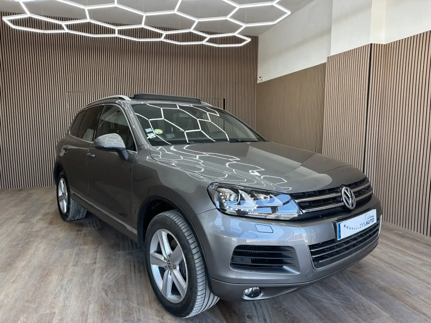 Volkswagen Touareg 3.0TDI V6 BMT Premium 245 Tiptronic Gris - 1