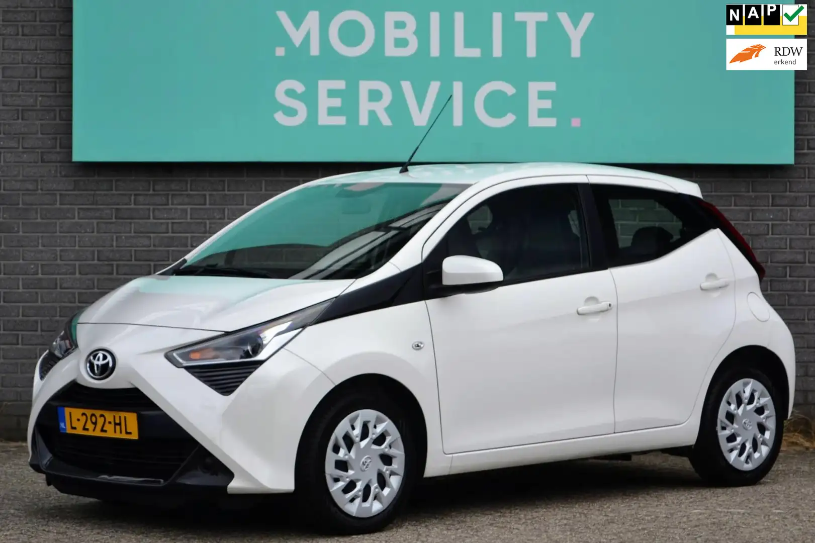 Toyota Aygo 1.0 VVT-i x-play AUT Camera LED CarPlay AC Blanc - 1