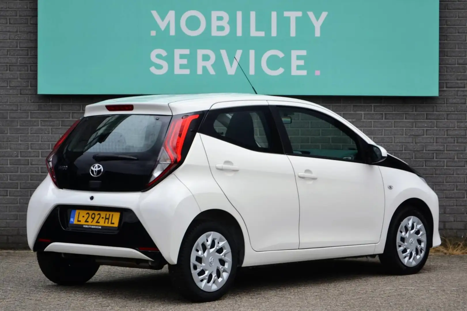 Toyota Aygo 1.0 VVT-i x-play AUT Camera LED CarPlay AC Blanc - 2