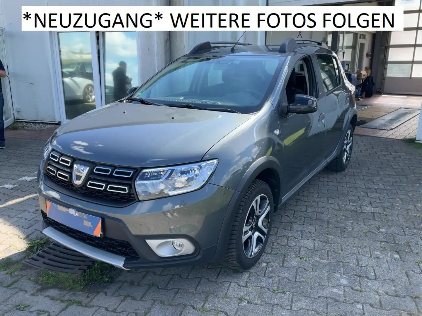 Dacia Sandero Stepway Celebration 1HAND NAVI KAMERA BT AUTOMATIK Grau - 1