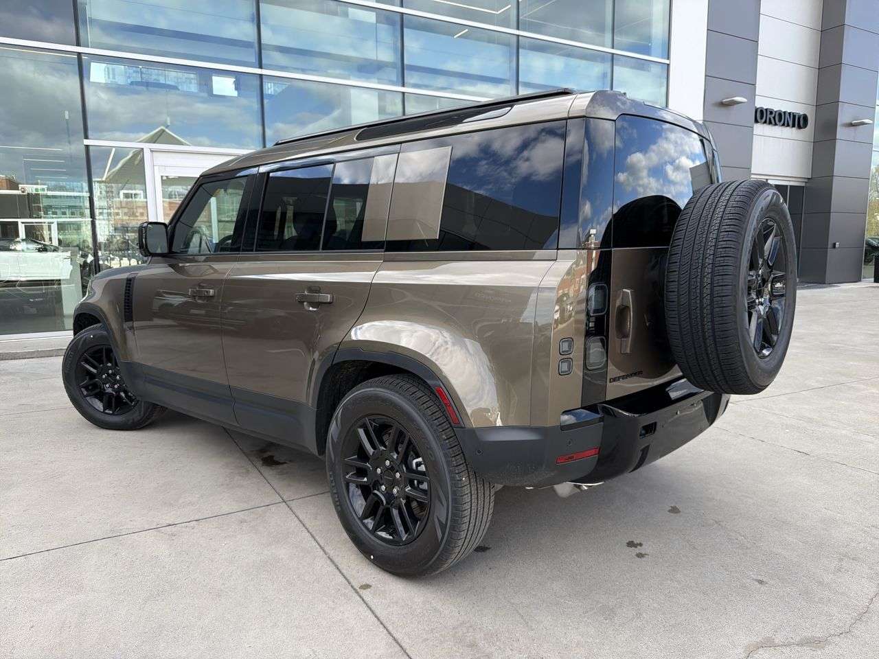 2026 Land Rover Defender 110 P300 S thumb 6