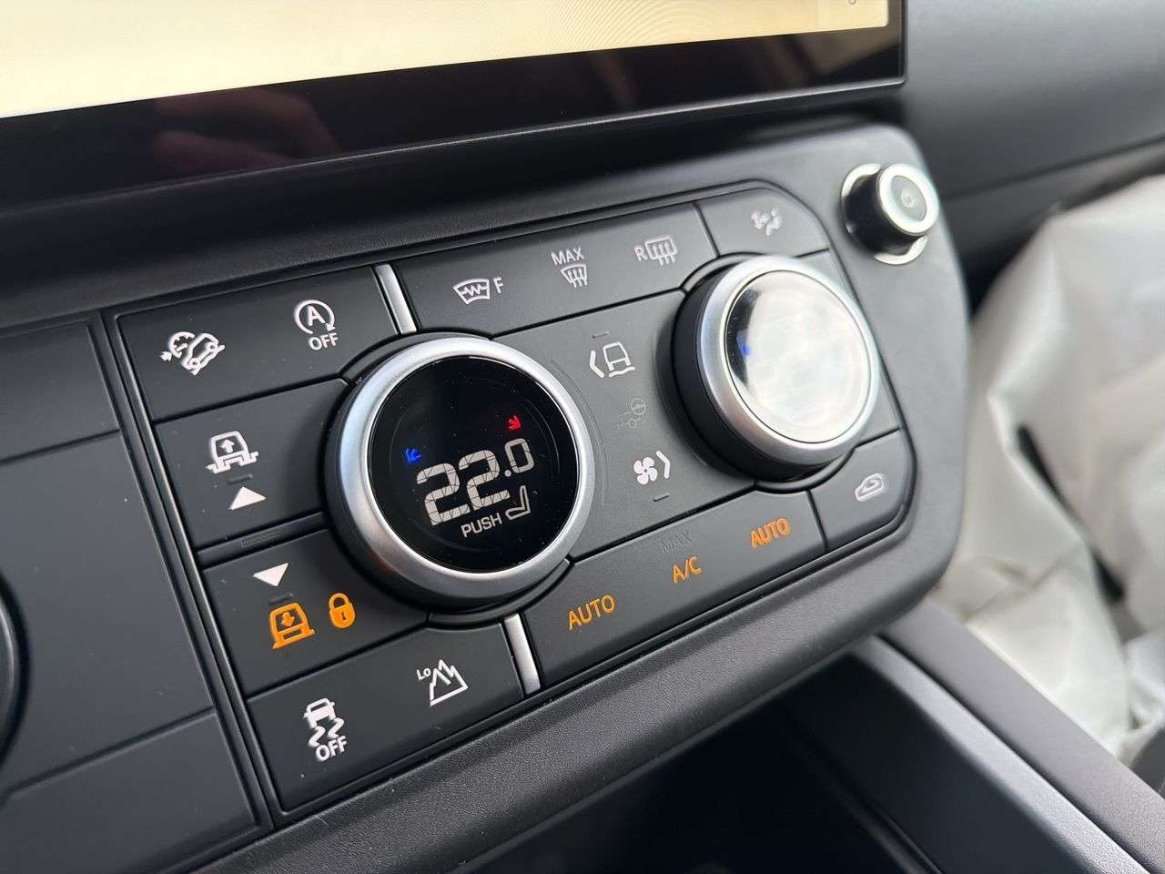 2026 Land Rover Defender 110 P300 S thumb 16