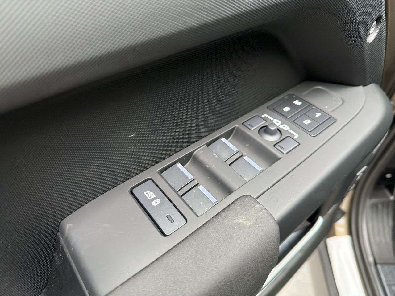2026 Land Rover Defender 110 P300 S thumb 10