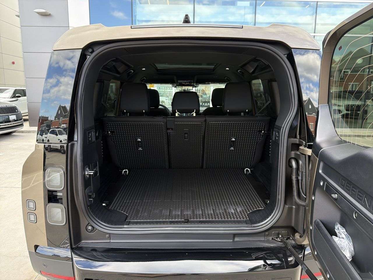 2026 Land Rover Defender 110 P300 S thumb 21