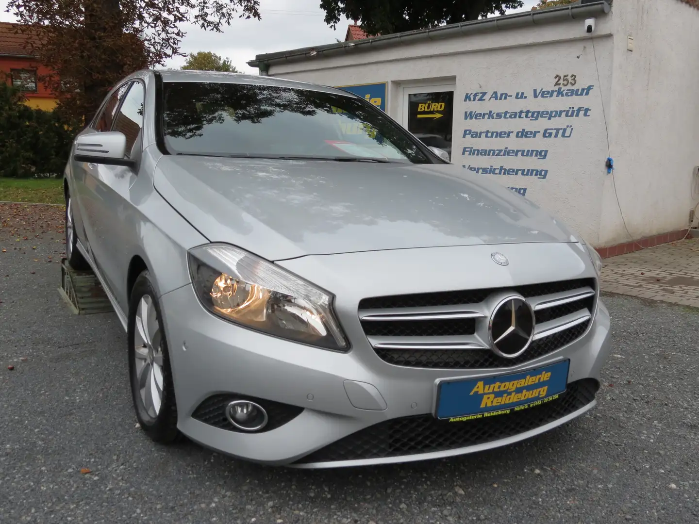 Mercedes-Benz A 200 BlueEfficiency 2.Hd. Navi!! SHZ.!!PDC!! Silber - 1