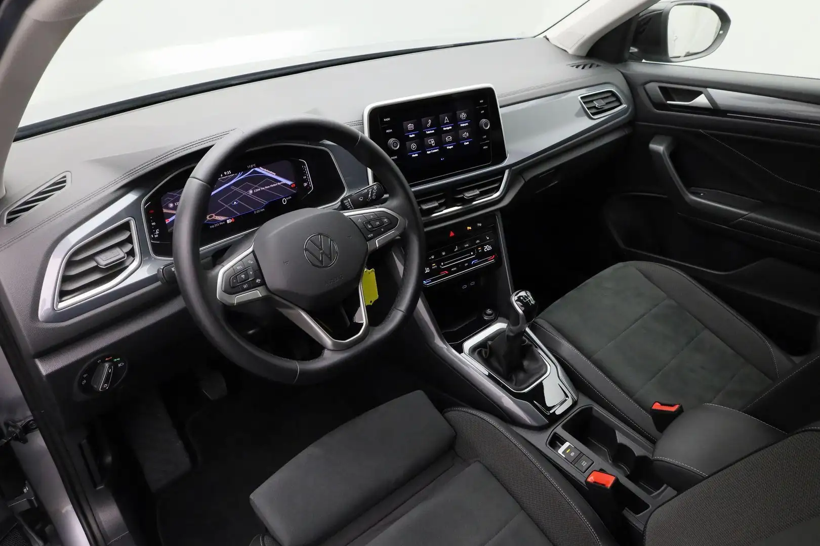 Volkswagen T-Roc 1.0 TSI 110 pk Style | Navigatie | Stoelverwarming Zilver - 2