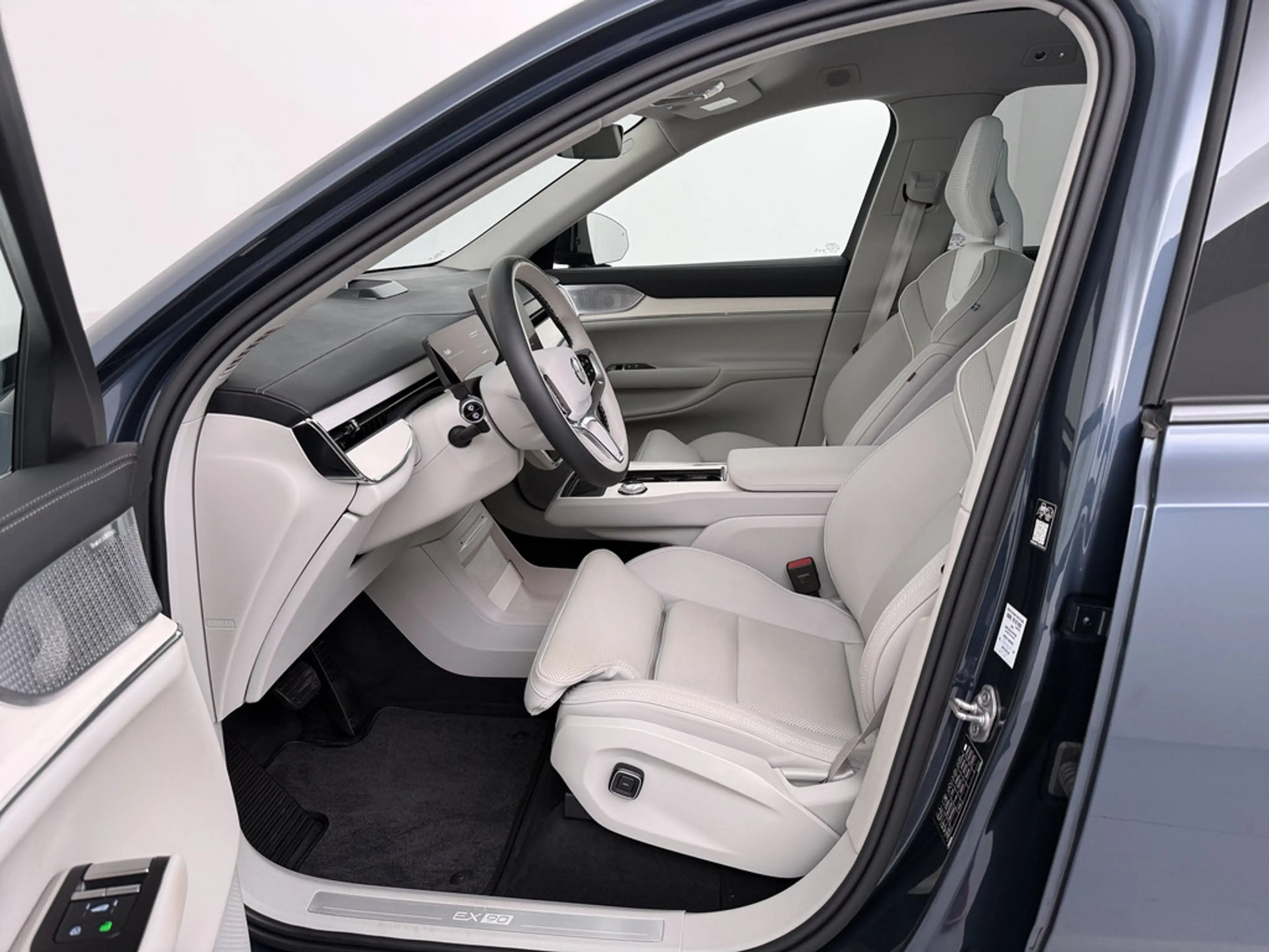 Volvo EX90 Ultra Performance Pure Electric AWD PANO — photo 12
