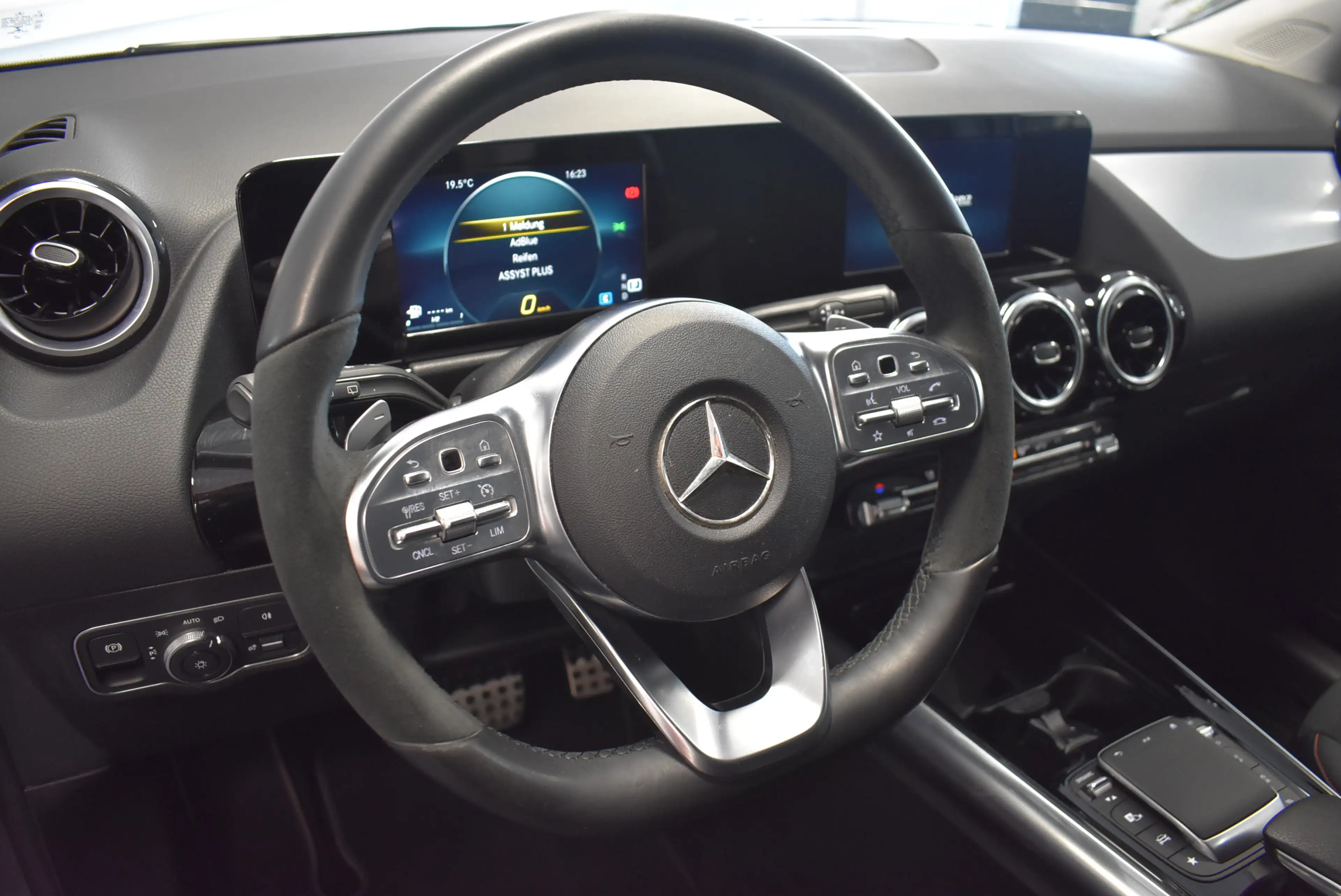 Mercedes-Benz GLA 220 d AMG Line Aut Nav LED Alcant 1-Hand AHK — photo 11