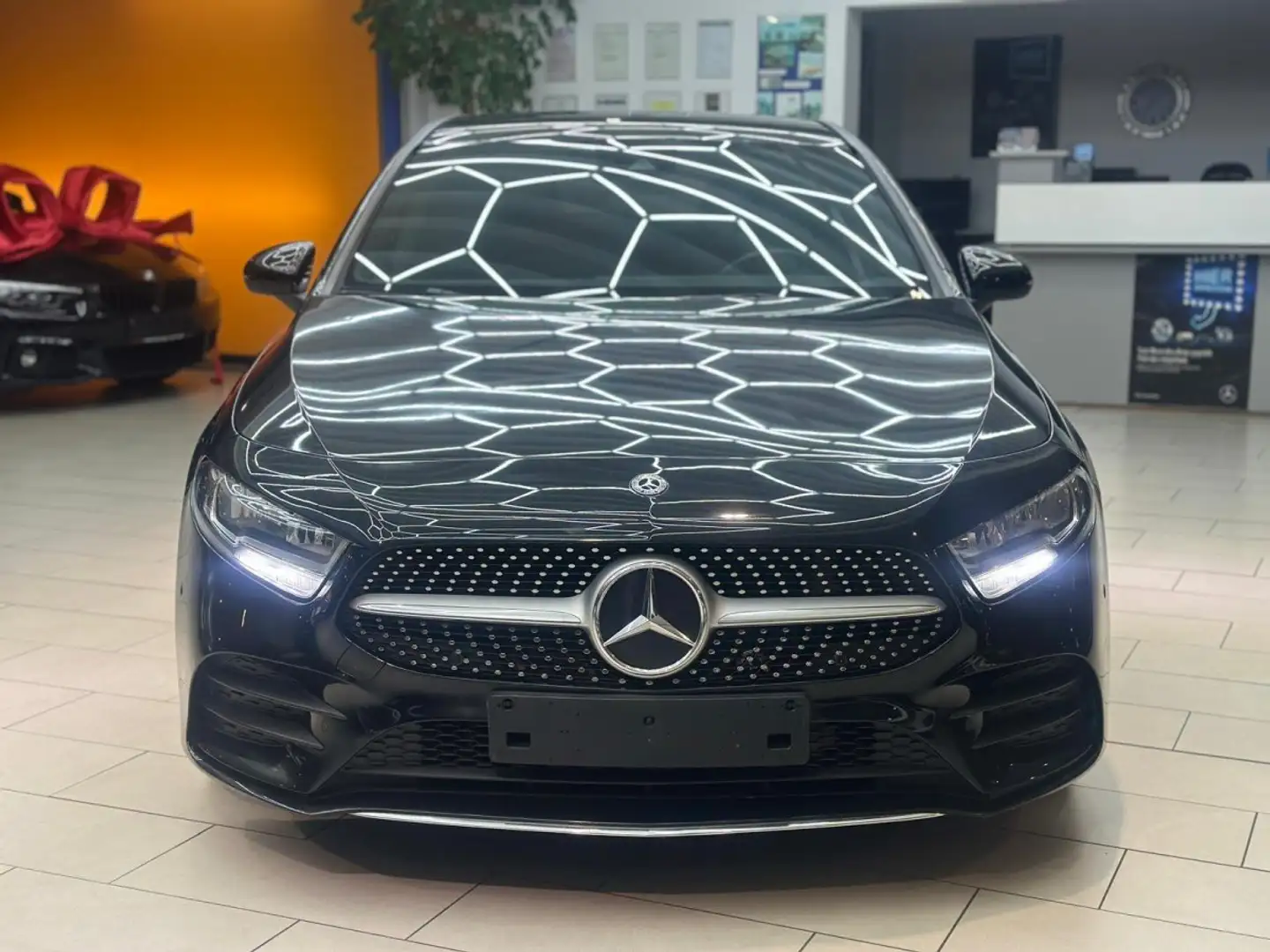 Mercedes-Benz A 180 AMG Line Automatik Navi Tempo LedLenkr. Sportsitze Zwart - 2