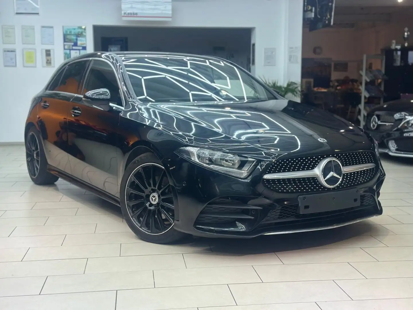 Mercedes-Benz A 180 AMG Line Automatik Navi Tempo LedLenkr. Sportsitze Zwart - 1
