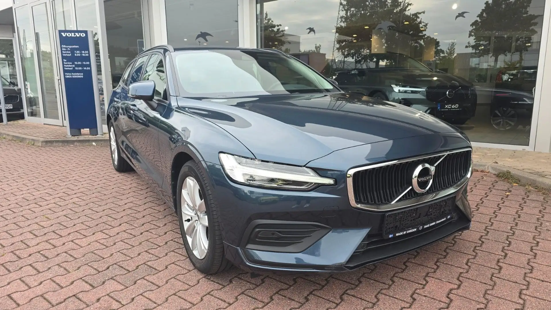Volvo V60 B3 Geartronic Momentum Core Niebieski - 1