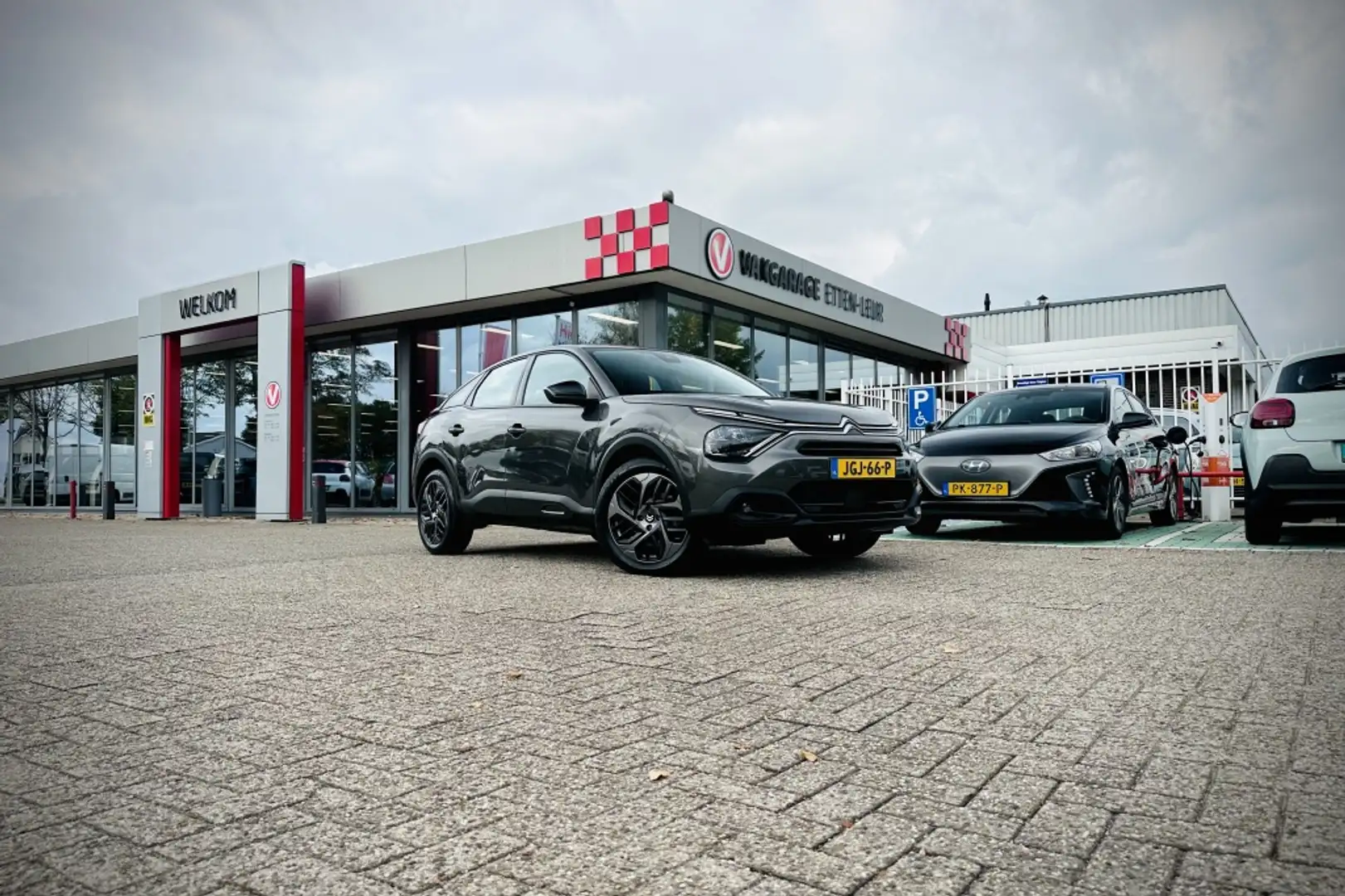Citroen C4 1.2 130PK Feel | CAMERA | LED | CLIMA | APPLE + AN Grijs - 2