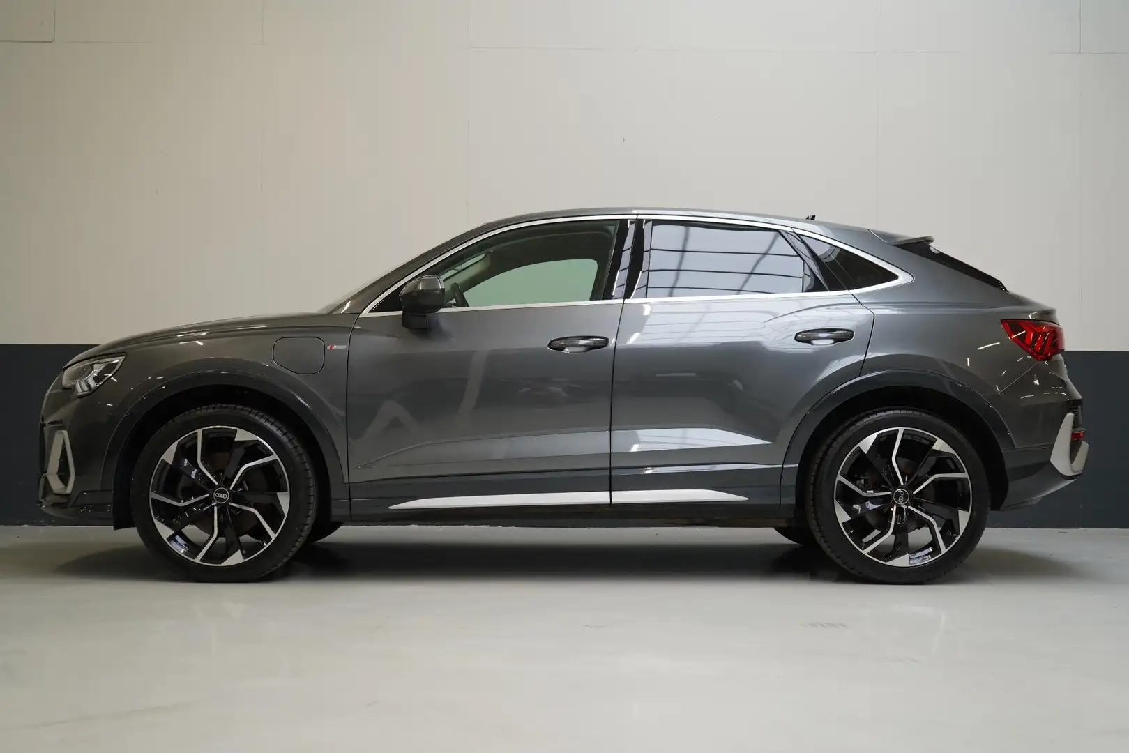 Audi Q3 Sportback 45 TFSI e 245pk S Edition | Adaptive cru Grijs - 2