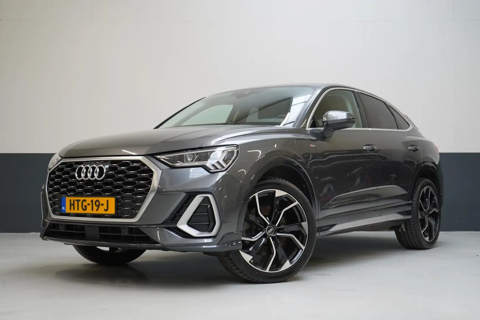 Audi Q3 Sportback 45 TFSI e 245pk S Edition | Adaptive cru Grijs - 1