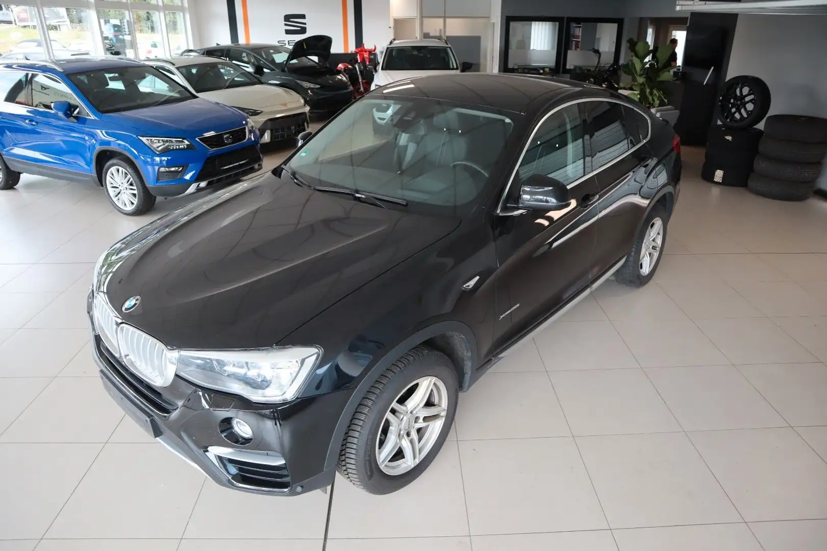 BMW X4 Baureihe X4 xDrive 28 i Schwarz - 2