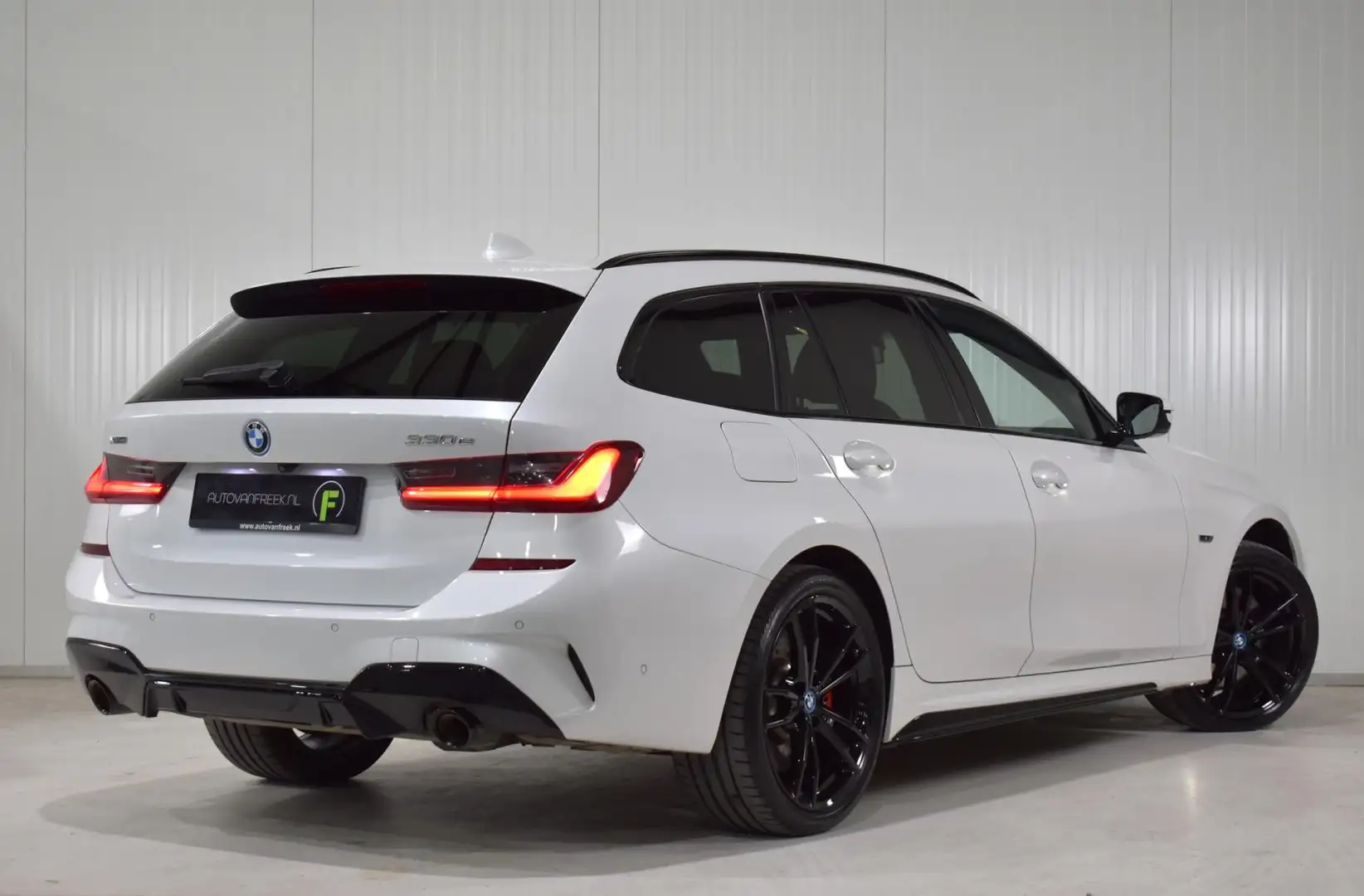 BMW 330 3-serie Touring 330e xDrive High Executive M Sport Wit - 2