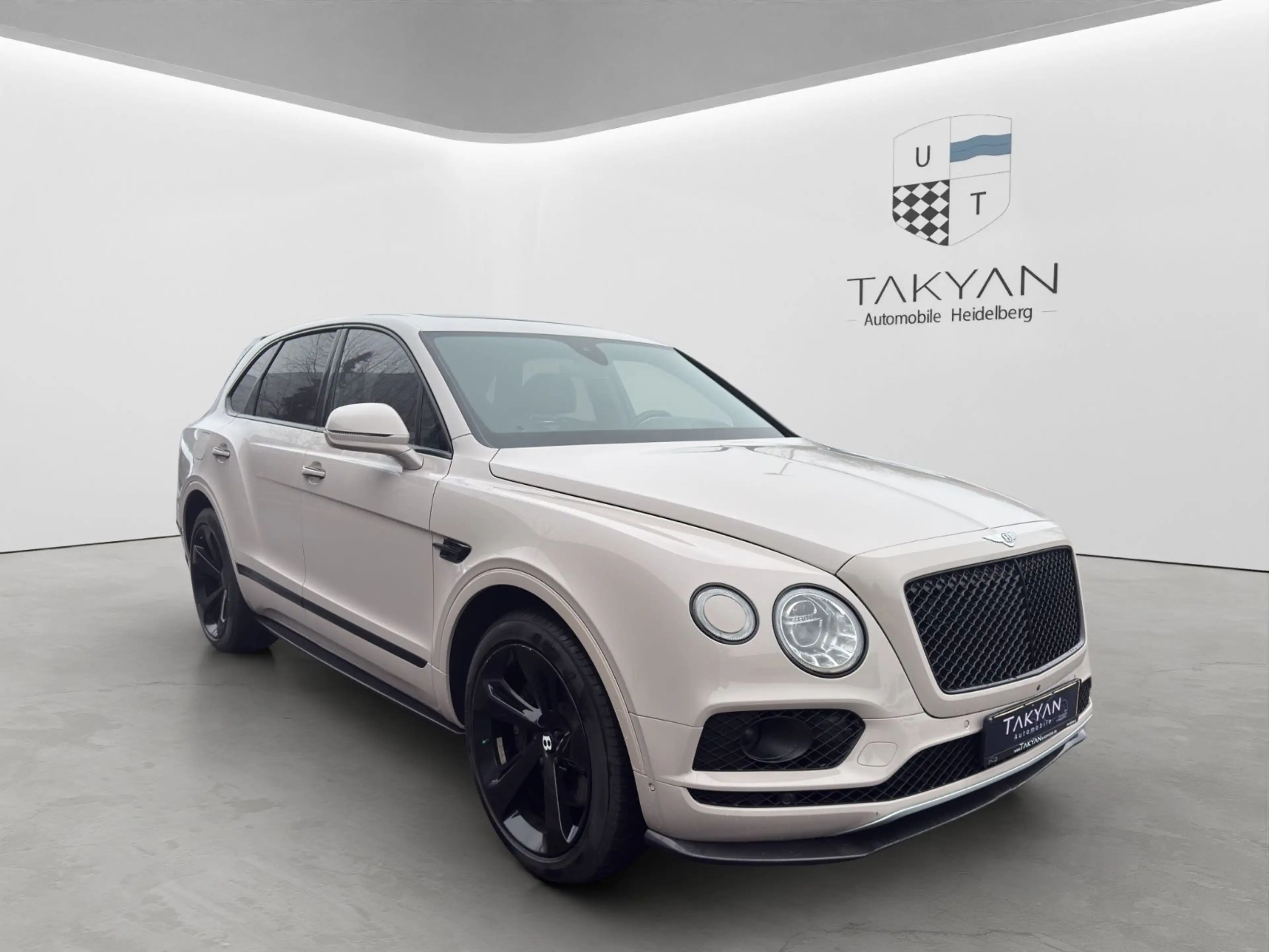 Bentley Bentayga 6.0 W12 4WD Aut. / CARBON / PANO — photo 6