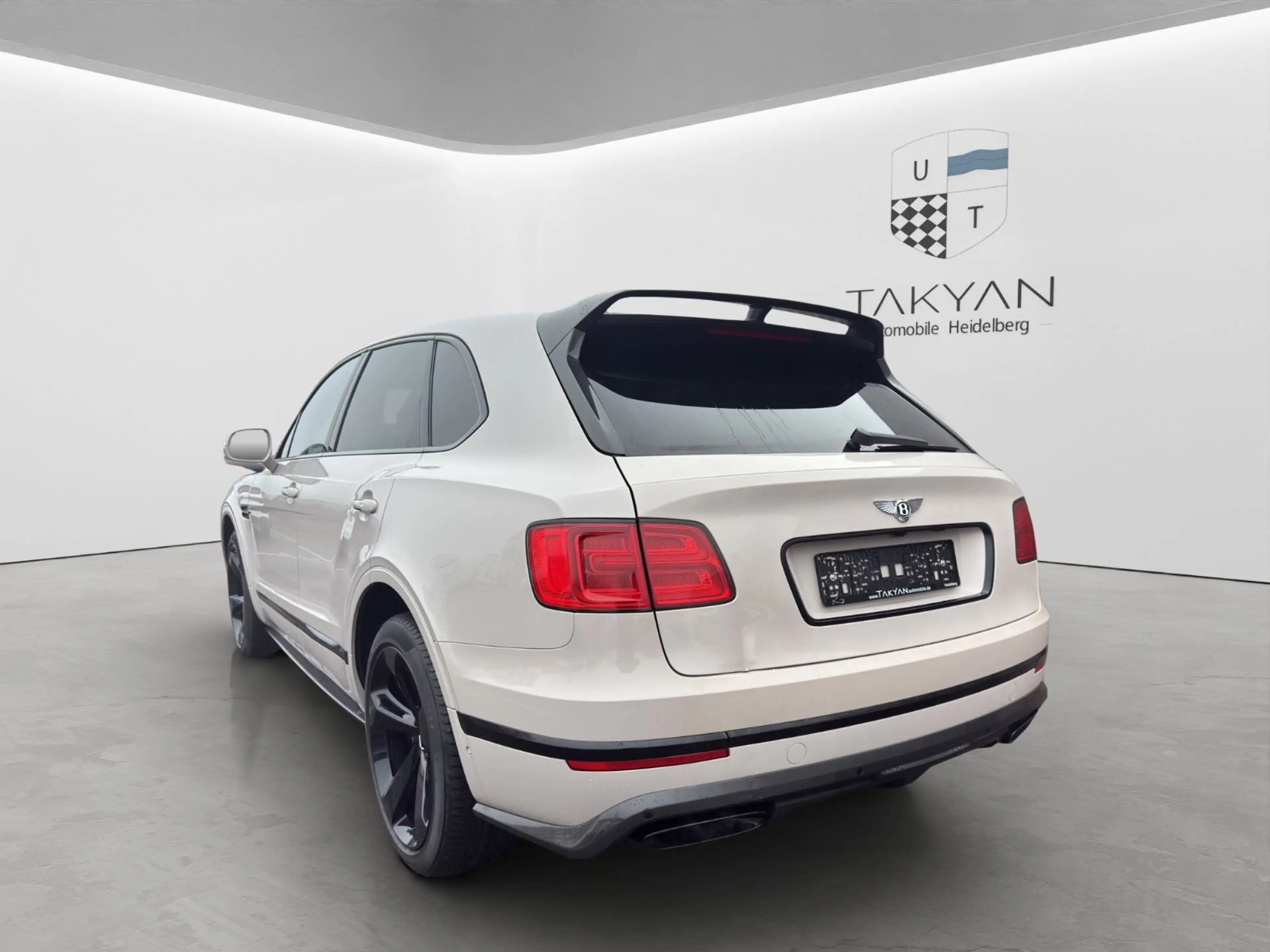 Bentley Bentayga 6.0 W12 4WD Aut. / CARBON / PANO — photo 8
