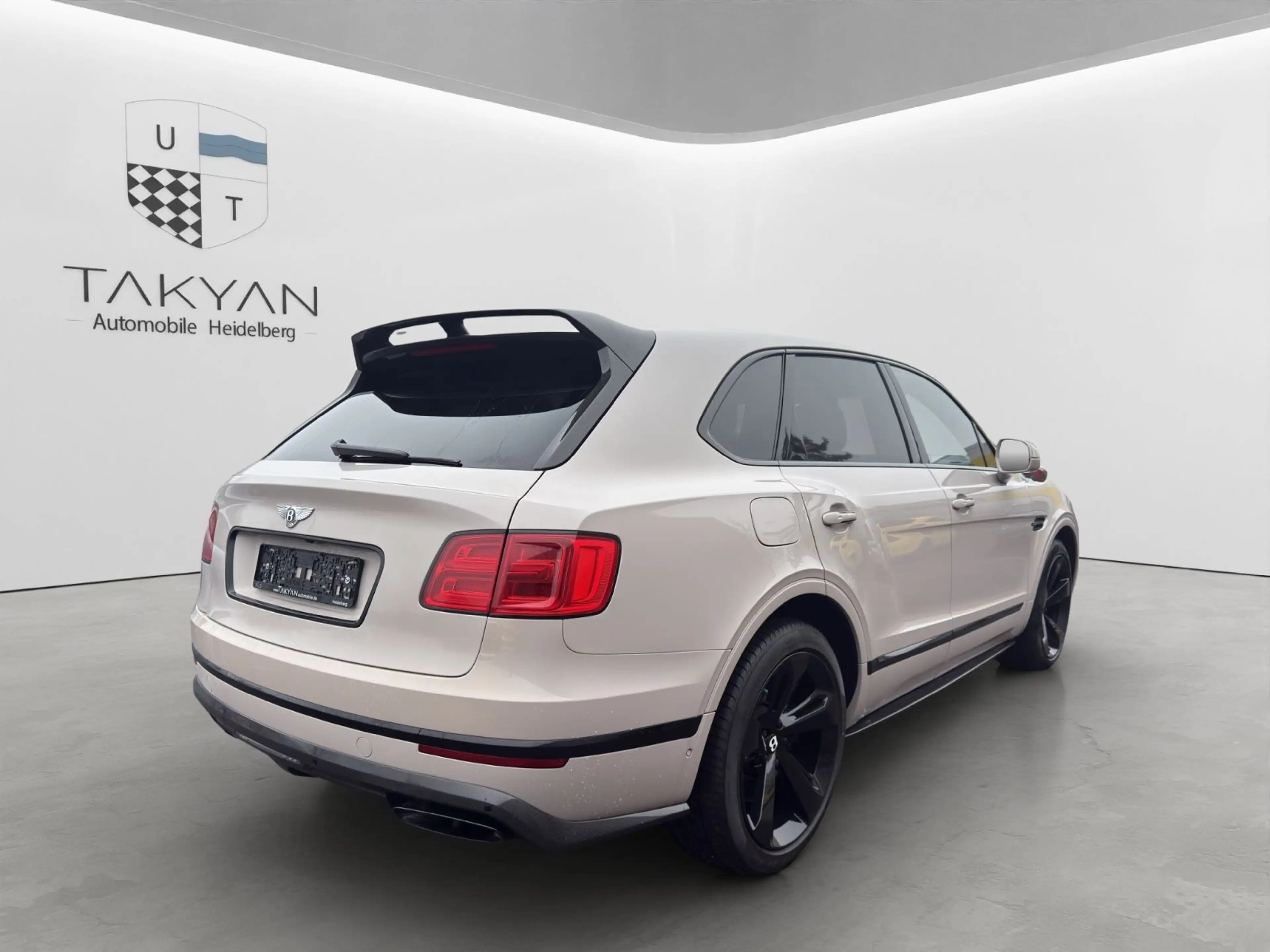 Bentley Bentayga 6.0 W12 4WD Aut. / CARBON / PANO — photo 3