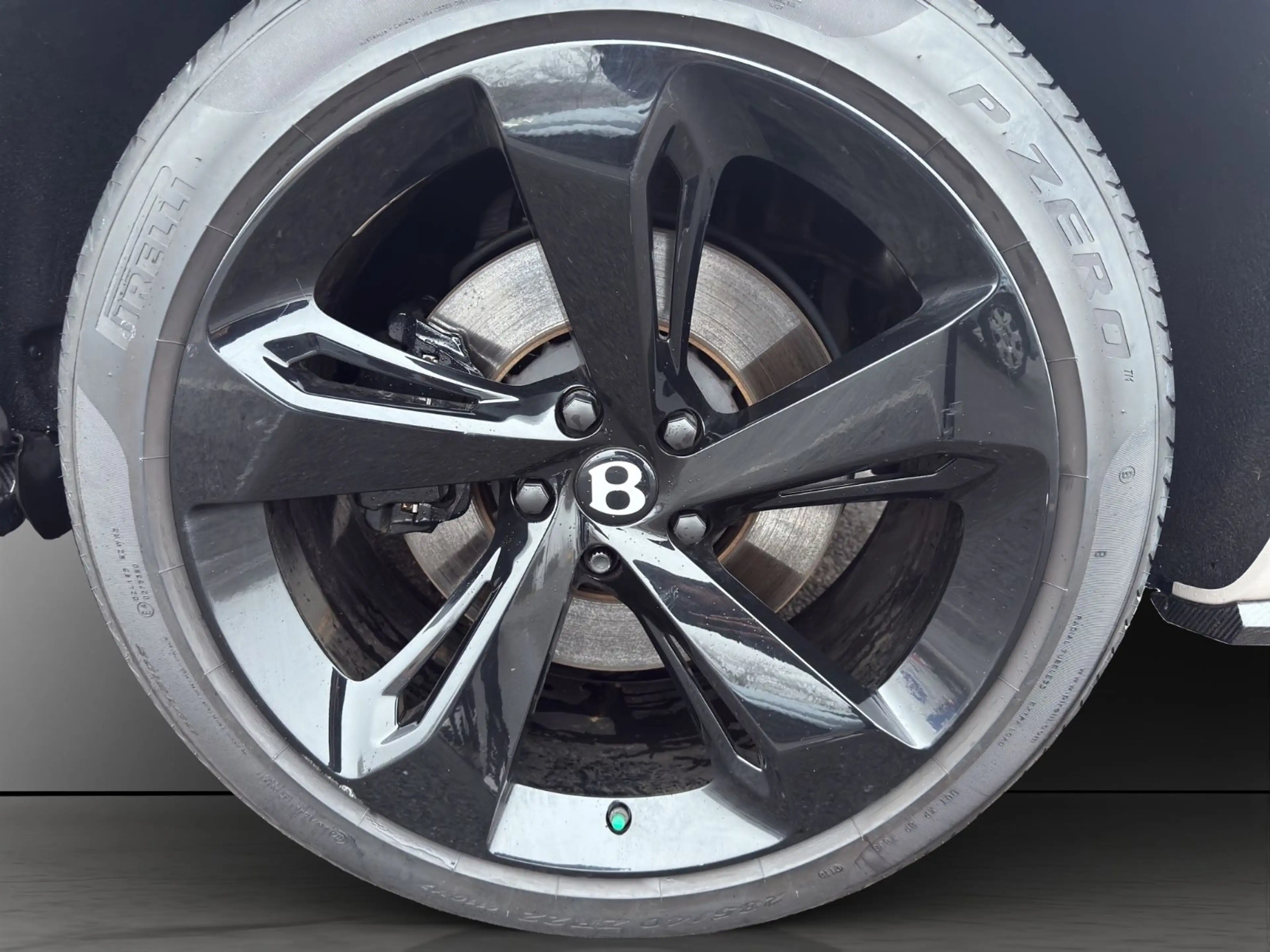 Bentley Bentayga 6.0 W12 4WD Aut. / CARBON / PANO — photo 24