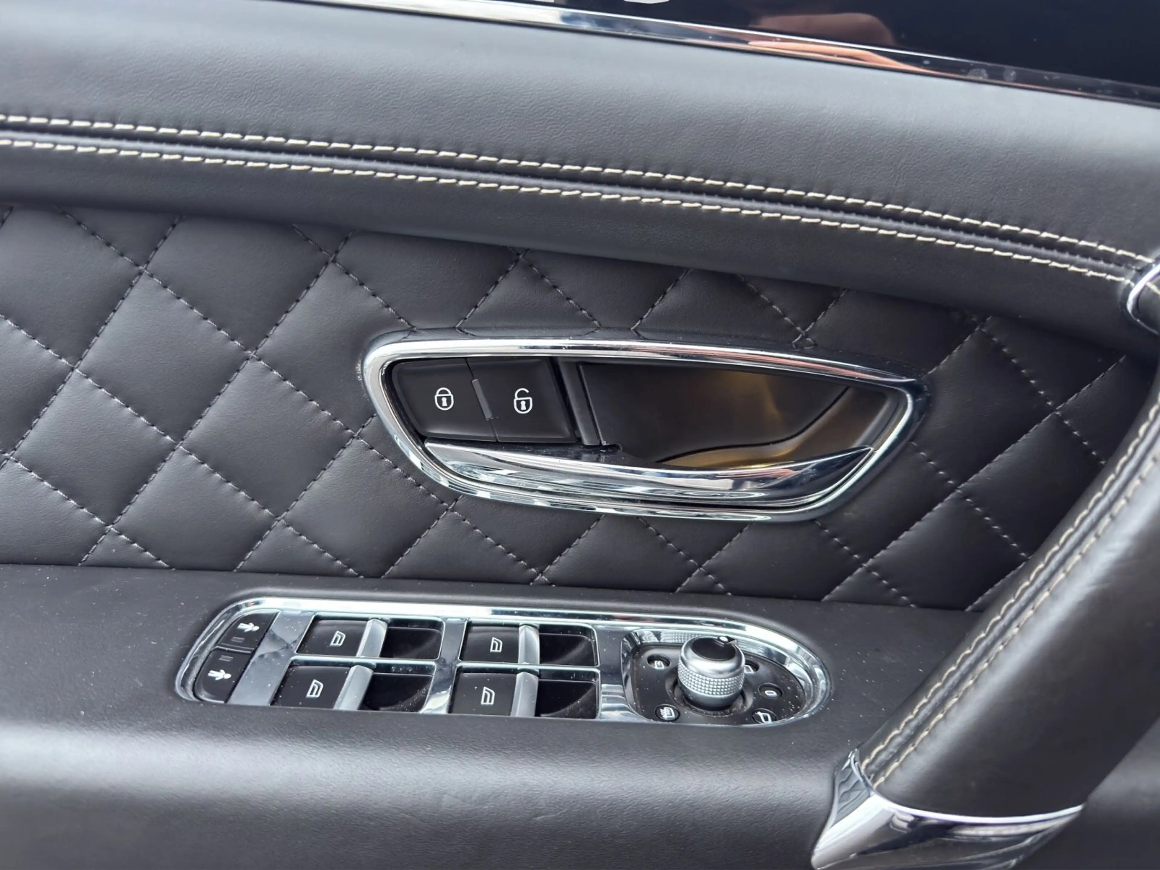 Bentley Bentayga 6.0 W12 4WD Aut. / CARBON / PANO — photo 15