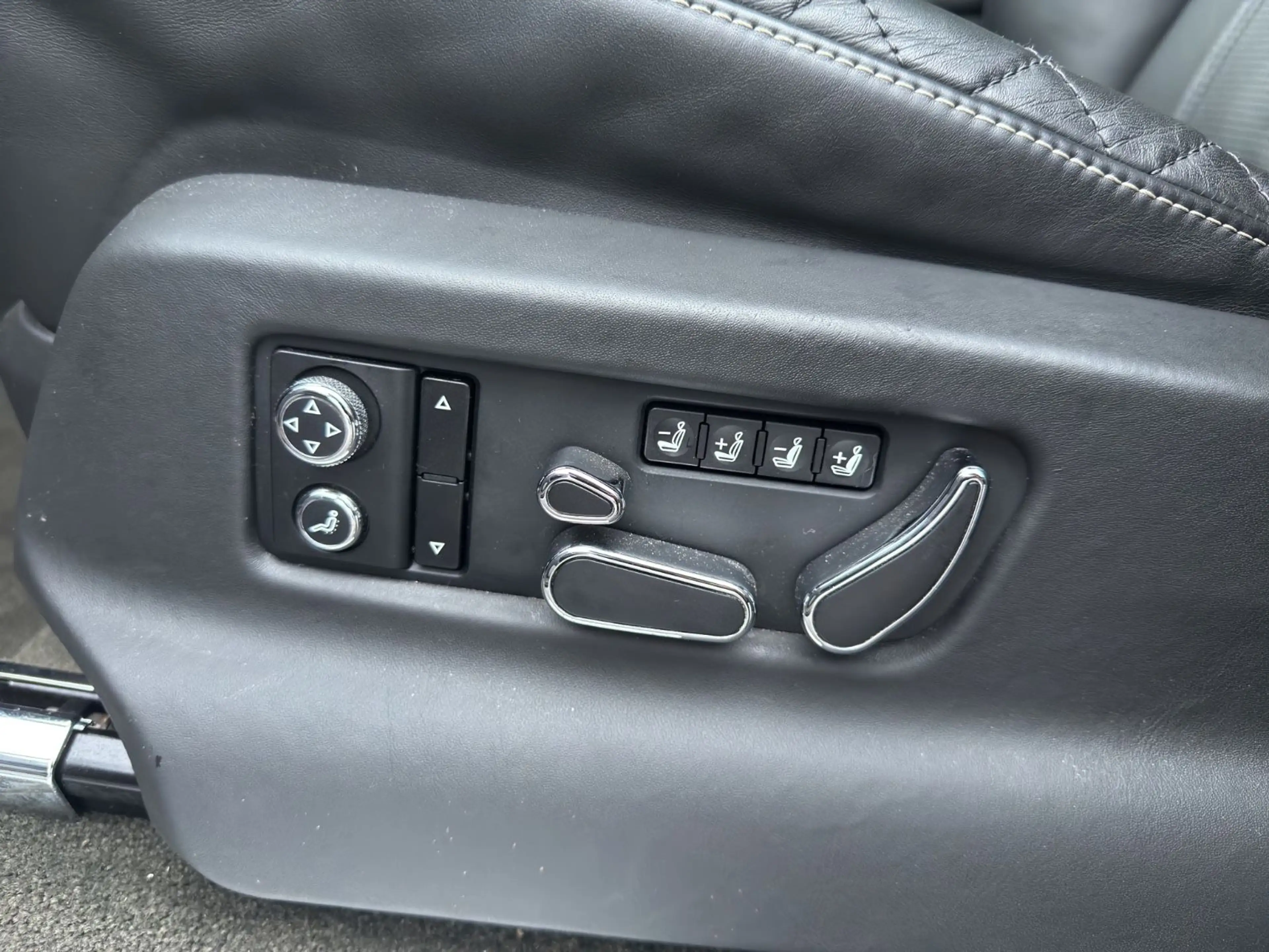 Bentley Bentayga 6.0 W12 4WD Aut. / CARBON / PANO — photo 23