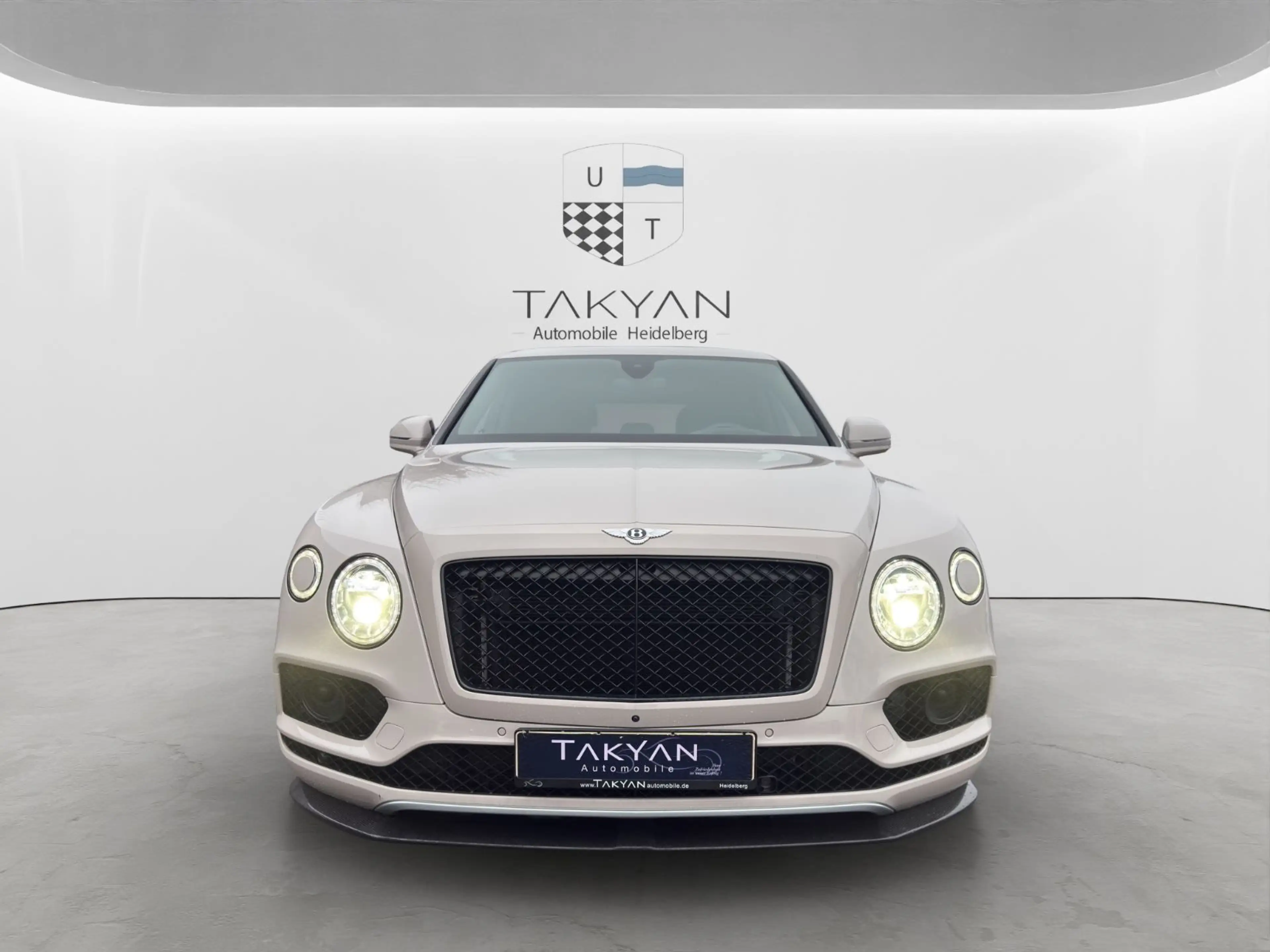 Bentley Bentayga 6.0 W12 4WD Aut. / CARBON / PANO — photo 2