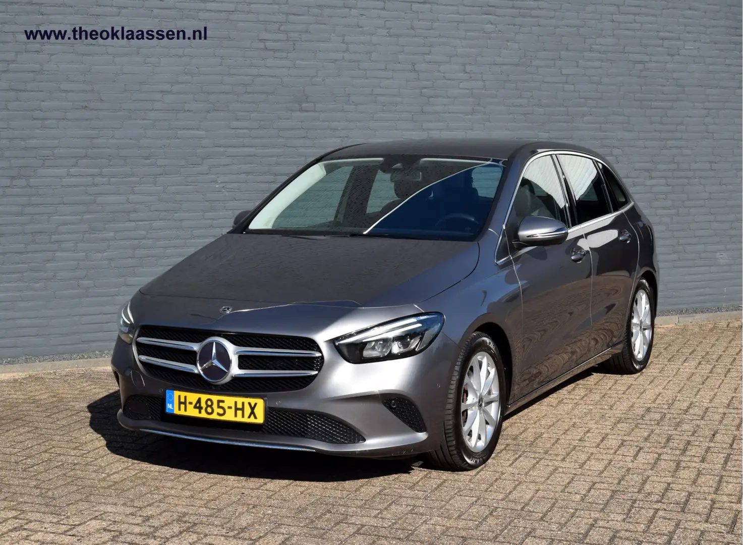 Mercedes-Benz B 180 Launch Edition Premium Plus Grau - 2