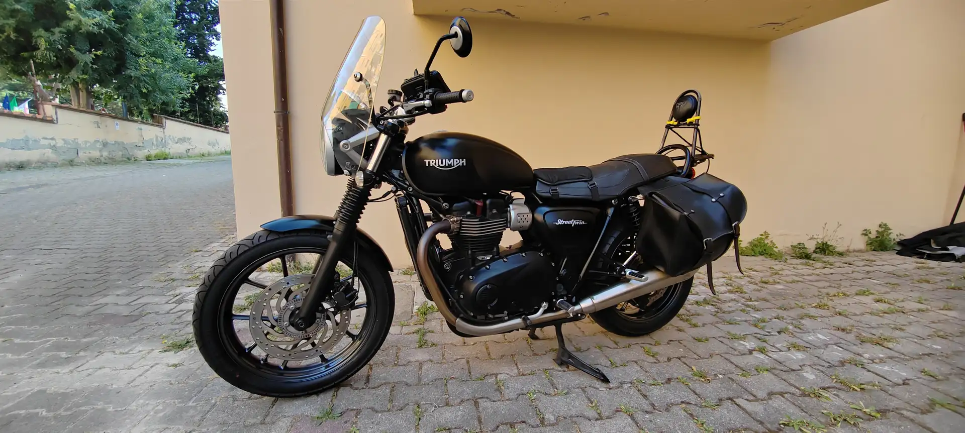 Triumph Street Twin Fekete - 1