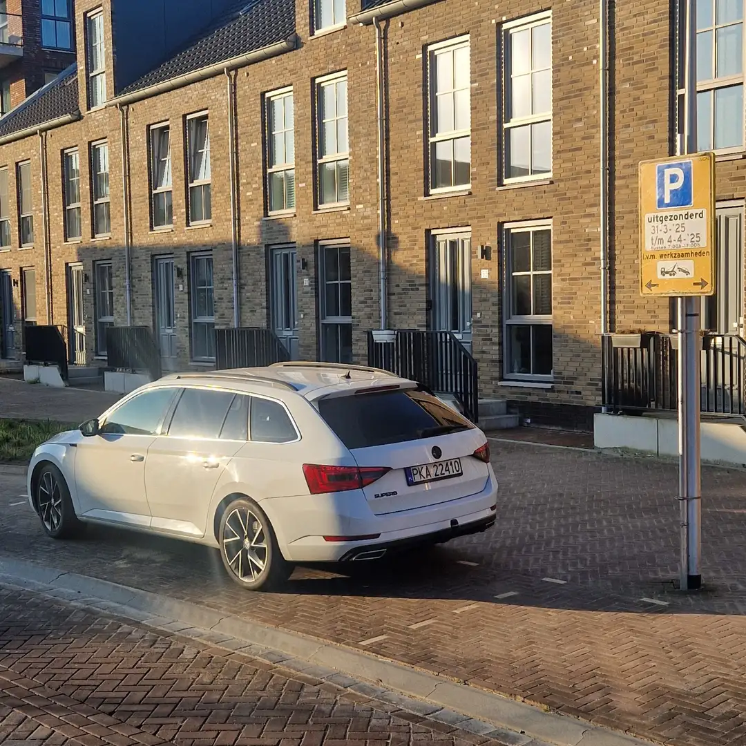 Skoda Superb Combi 2.0 TDI DSG Ambition - 2