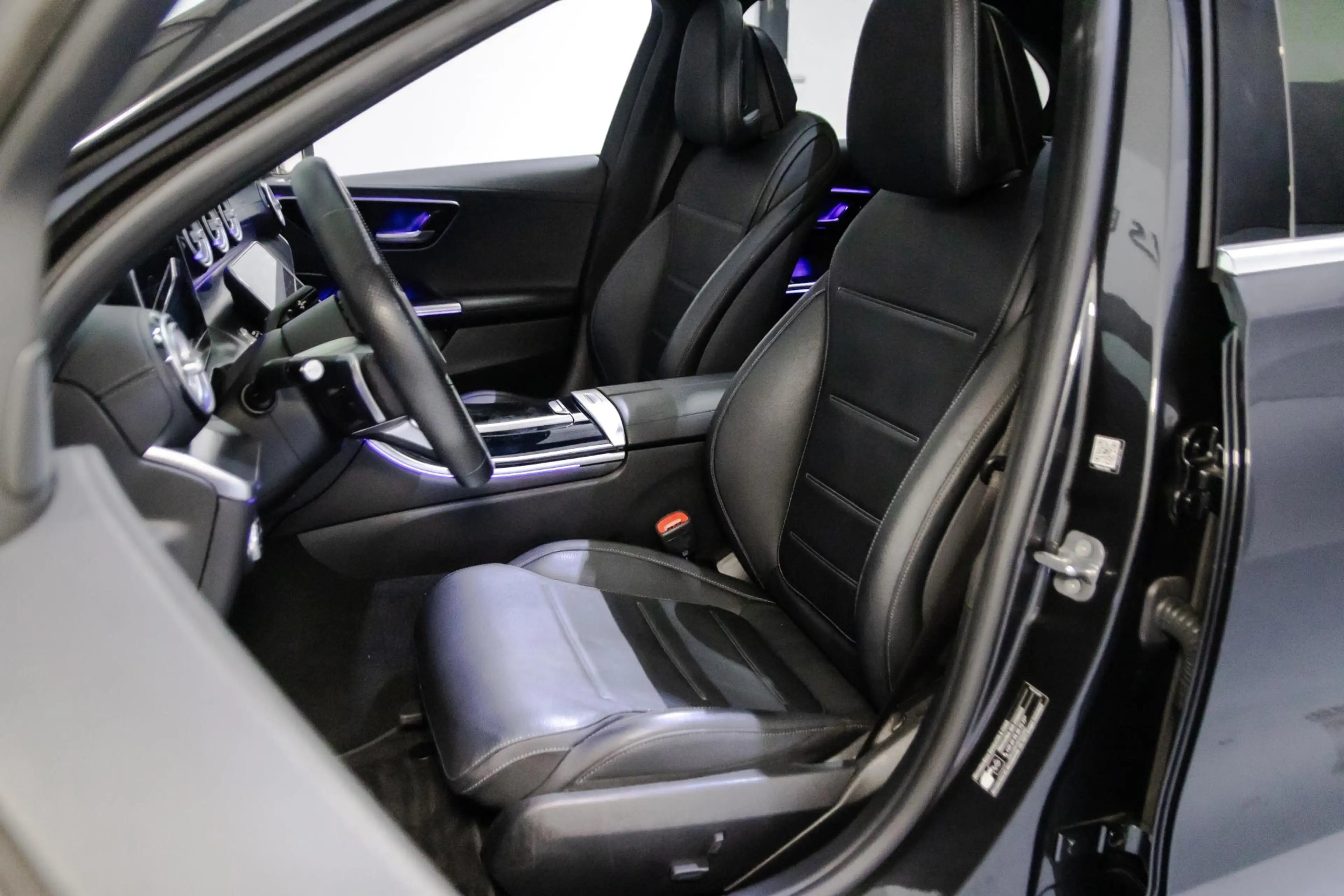 Mercedes-Benz C 400 e 4MATIC AMG Line ETREKHAAK/PANO/19INCHBREEDSET/AM — photo 28