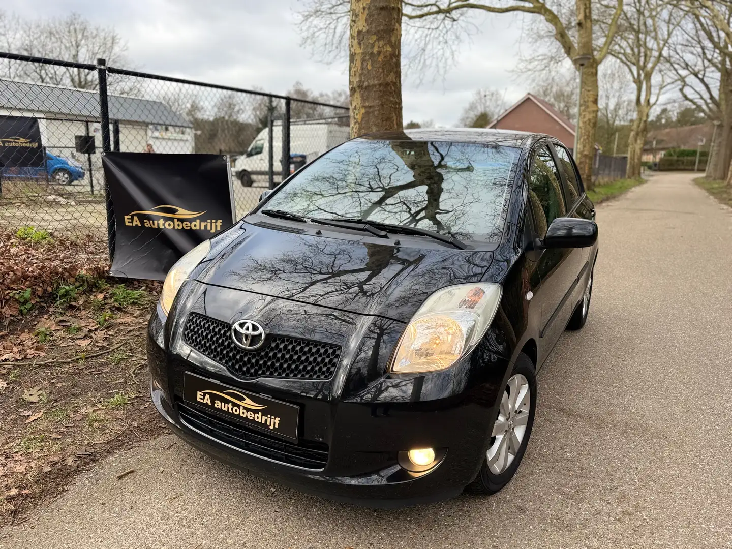 Toyota Yaris 1.3 VVTi  87 PK Bluetot/USB/Parkeerensensor/APK Zwart - 2