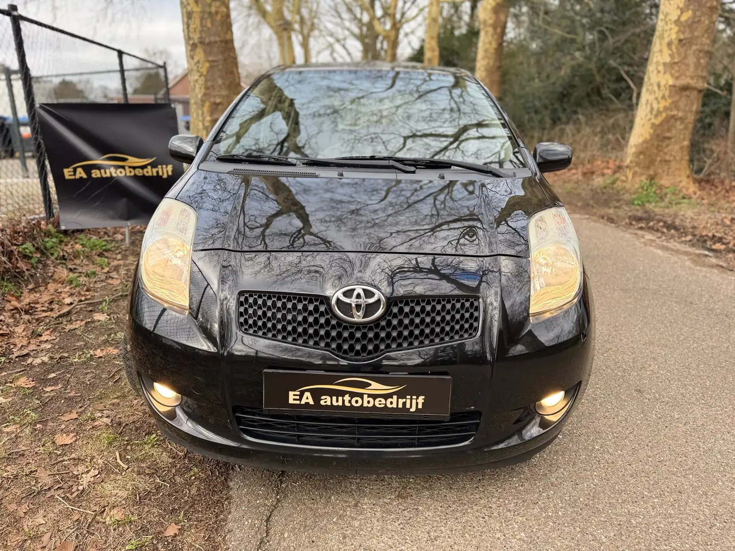 Toyota Yaris 1.3 VVTi  87 PK Bluetot/USB/Parkeerensensor/APK Zwart - 1