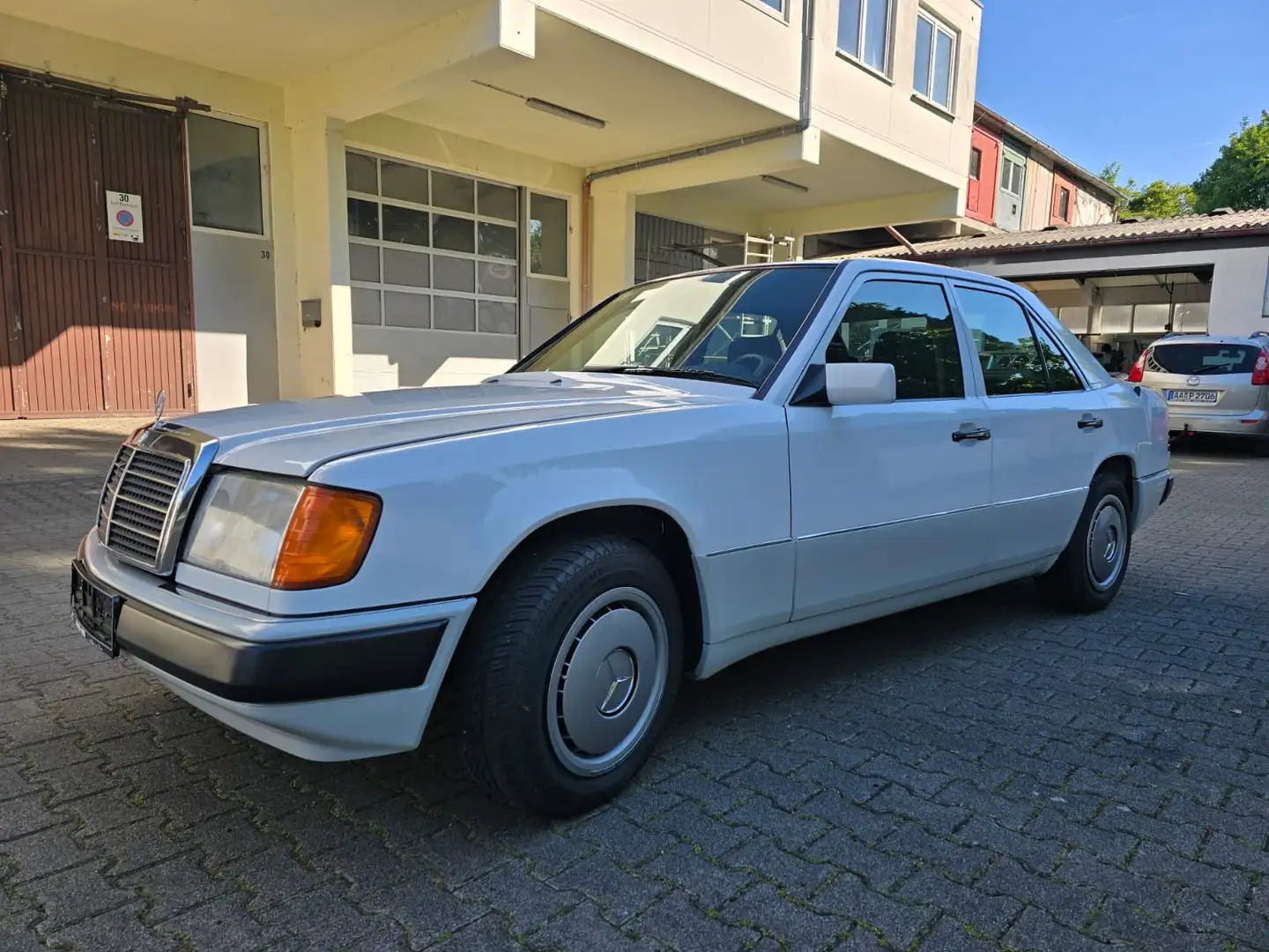 Mercedes-Benz E 200 Vollausstattung - 1