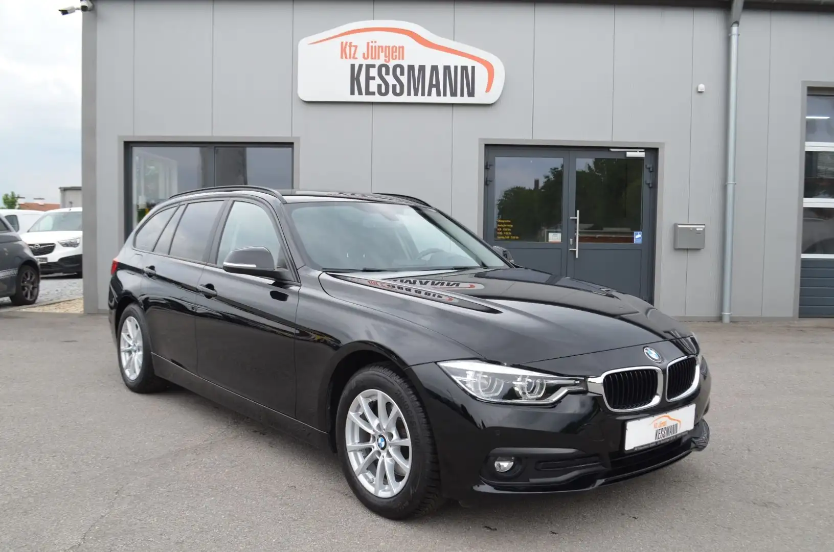 BMW 320 d Touring Advantage Automatik Navi LED AHk Schwarz - 1