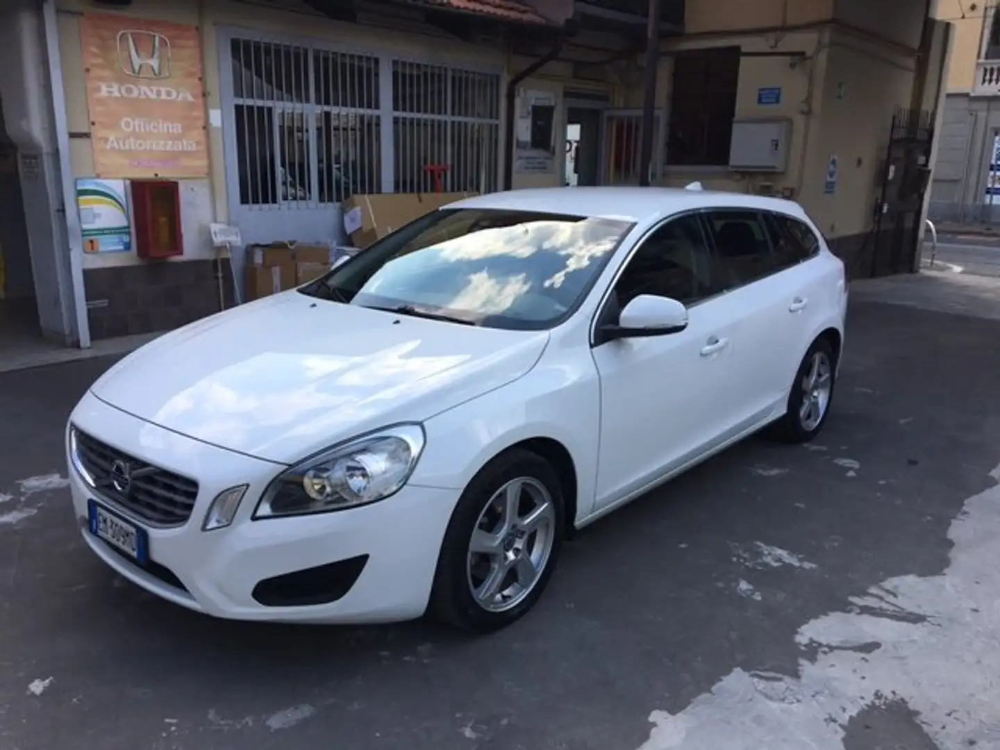 Volvo V60 V60 2.0 D3 Momentum Bianco - 1