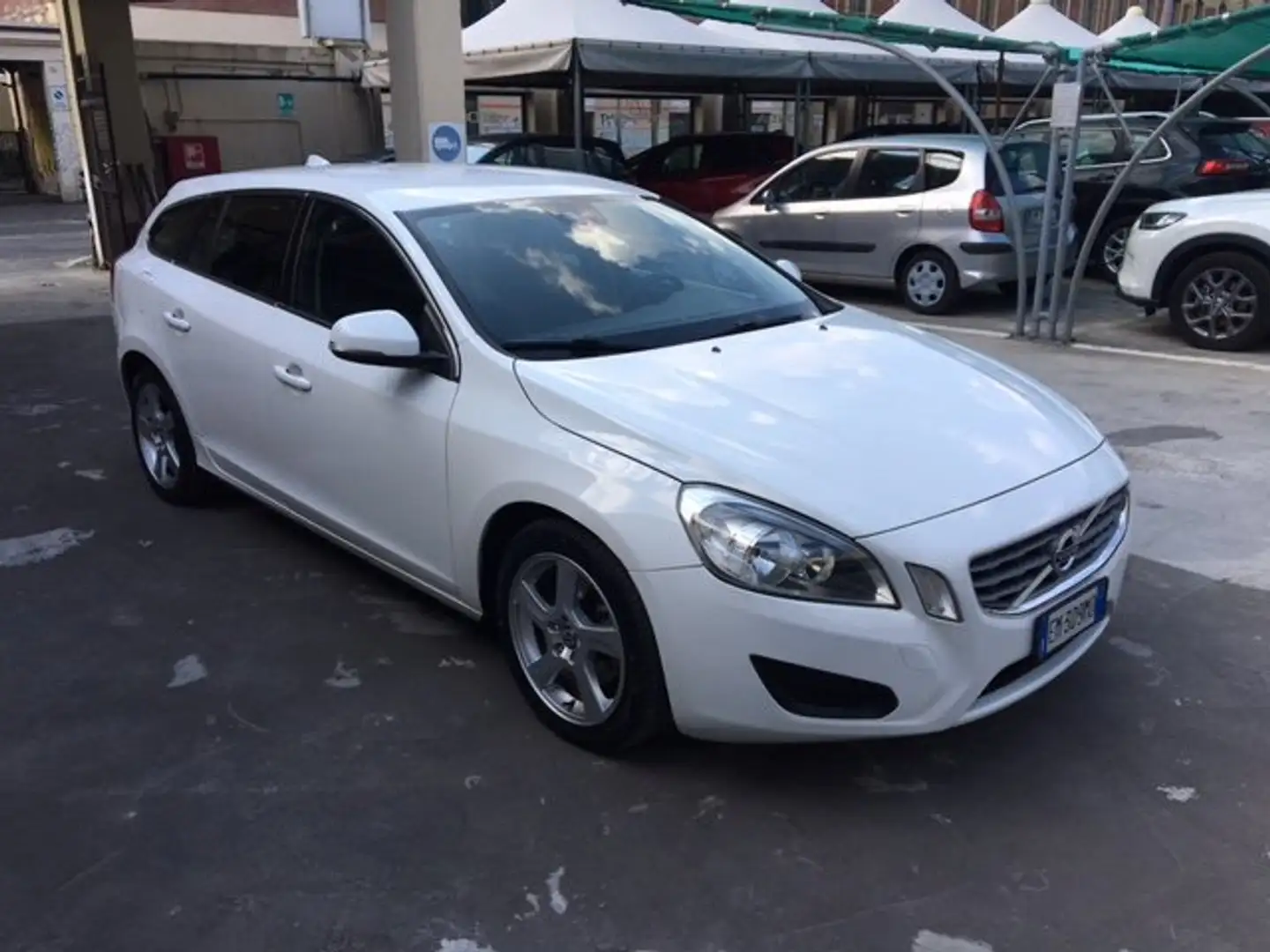 Volvo V60 V60 2.0 D3 Momentum Bianco - 2