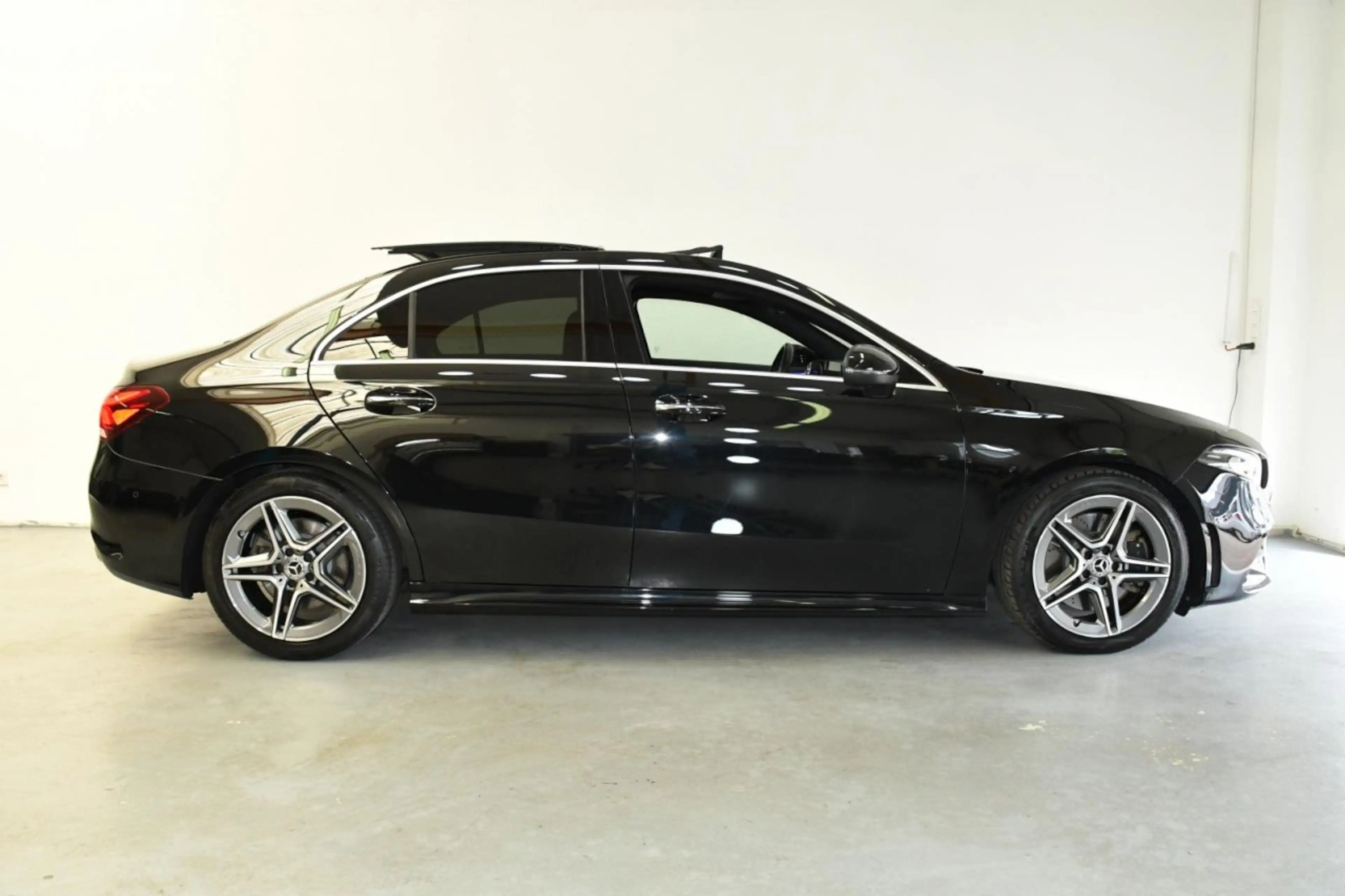 Mercedes-Benz A 250 AMG Limo. DiS*HuD*PAN*MEM*ST.HZ*BeLü*DASH* Klima — photo 5