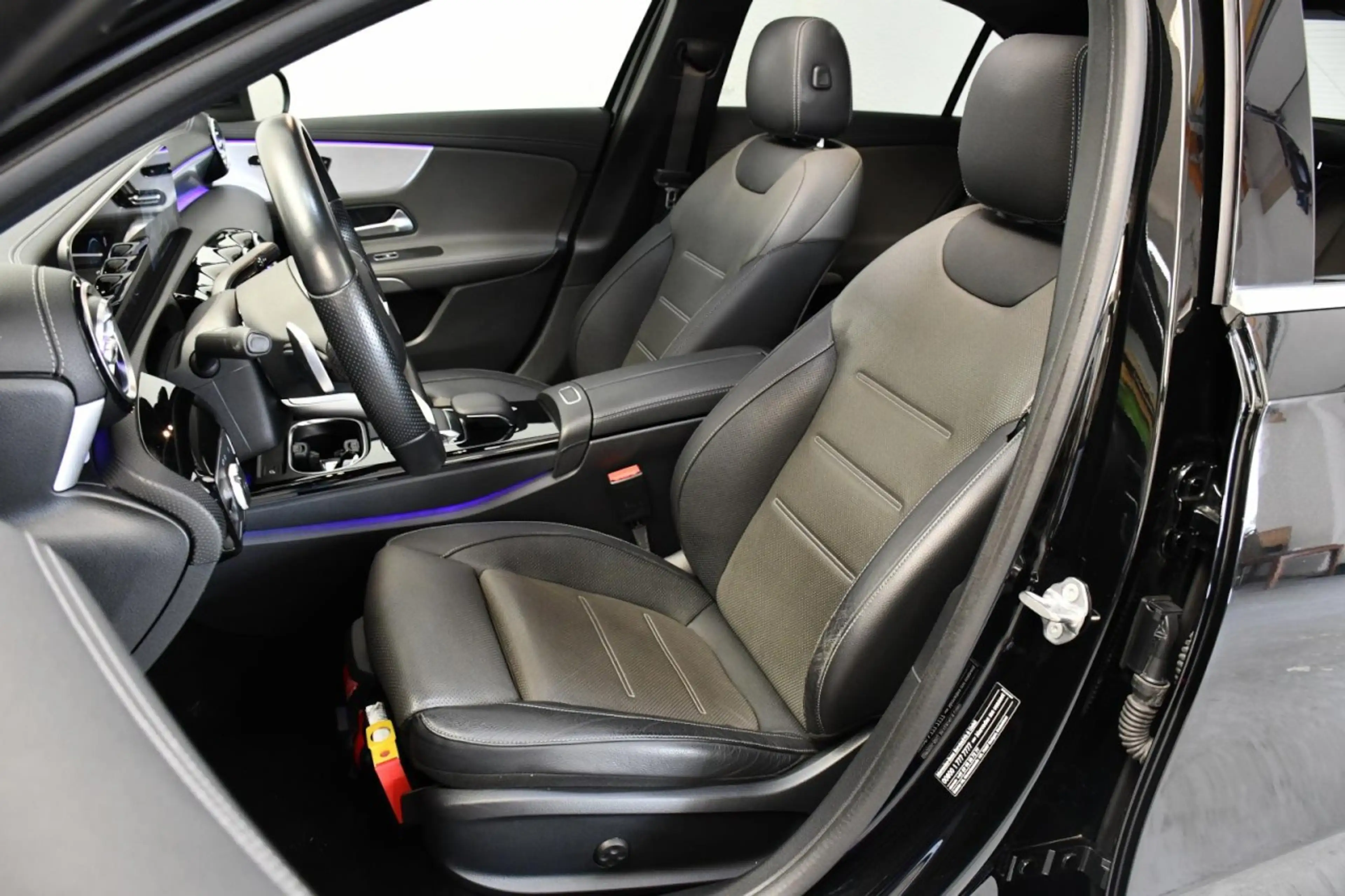 Mercedes-Benz A 250 AMG Limo. DiS*HuD*PAN*MEM*ST.HZ*BeLü*DASH* Klima — photo 13
