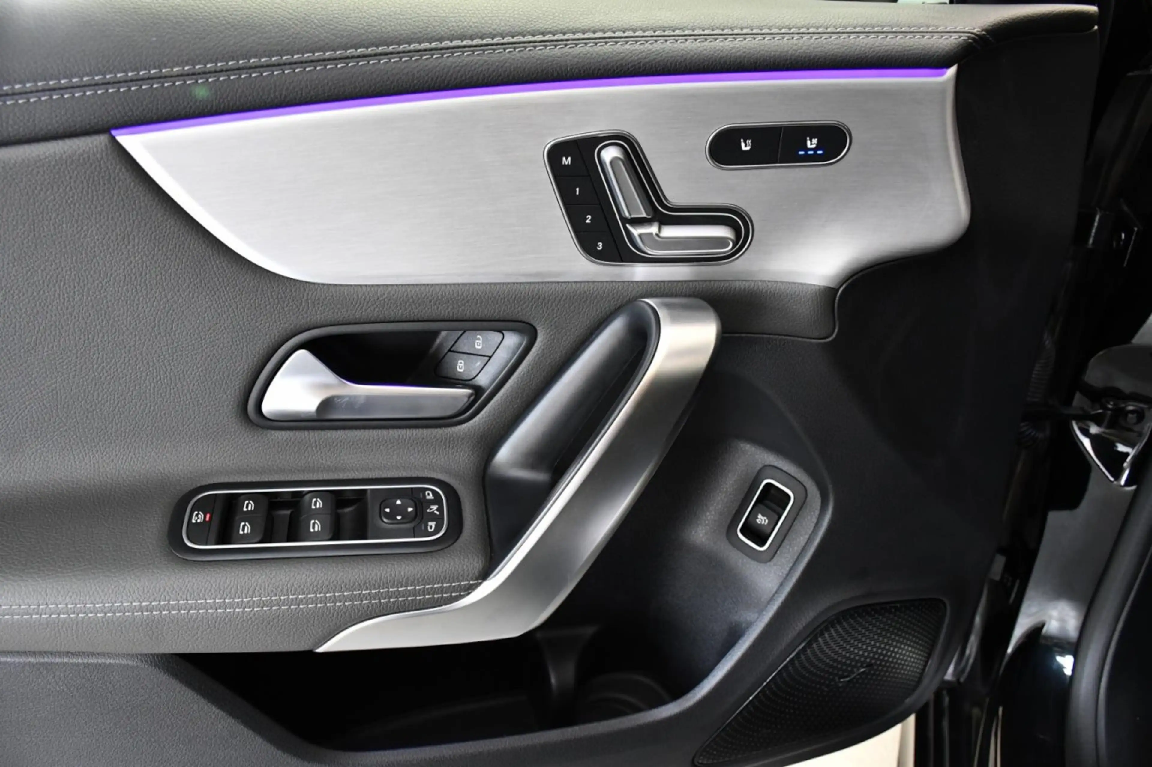 Mercedes-Benz A 250 AMG Limo. DiS*HuD*PAN*MEM*ST.HZ*BeLü*DASH* Klima — photo 14
