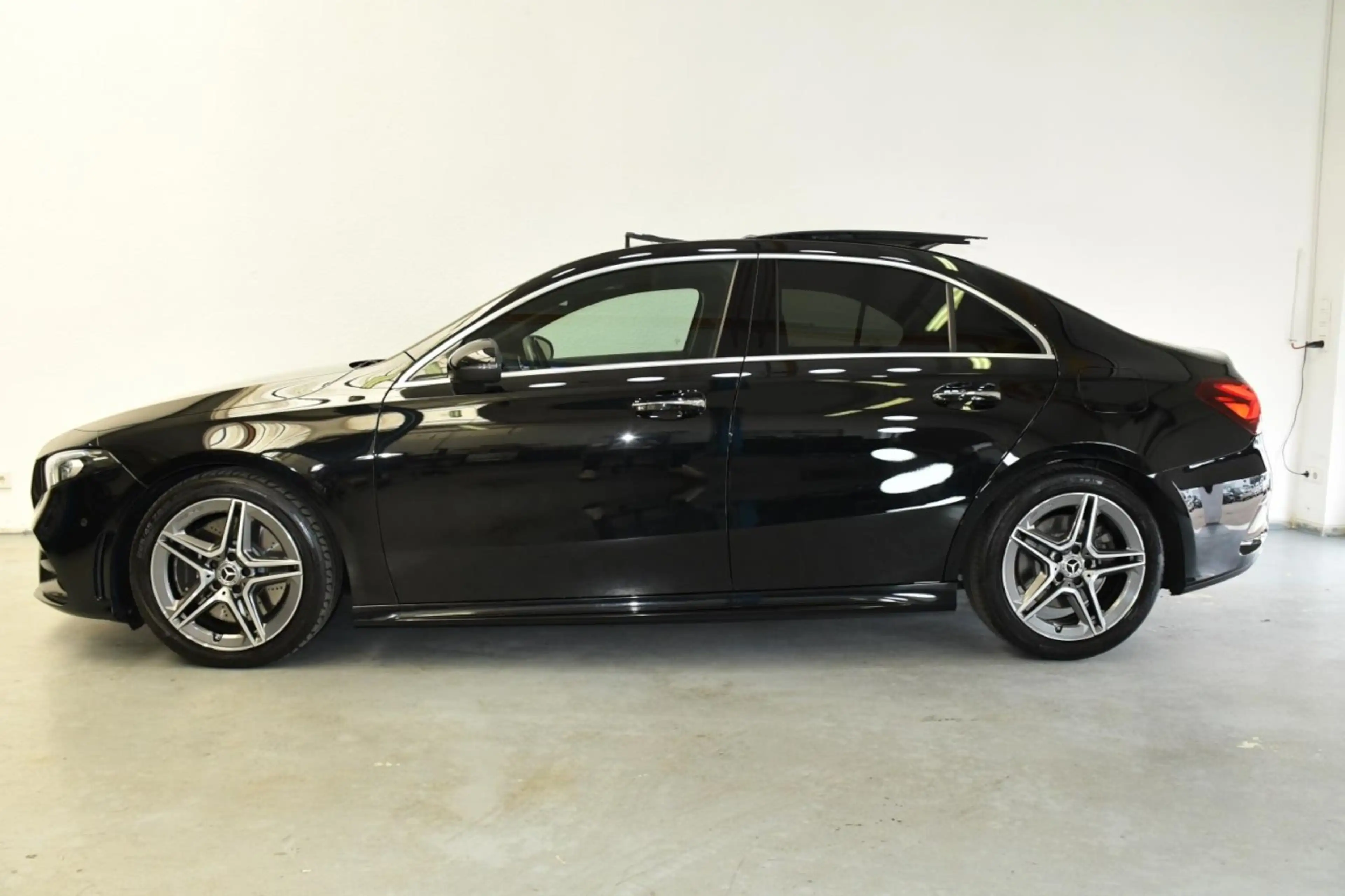Mercedes-Benz A 250 AMG Limo. DiS*HuD*PAN*MEM*ST.HZ*BeLü*DASH* Klima — photo 9