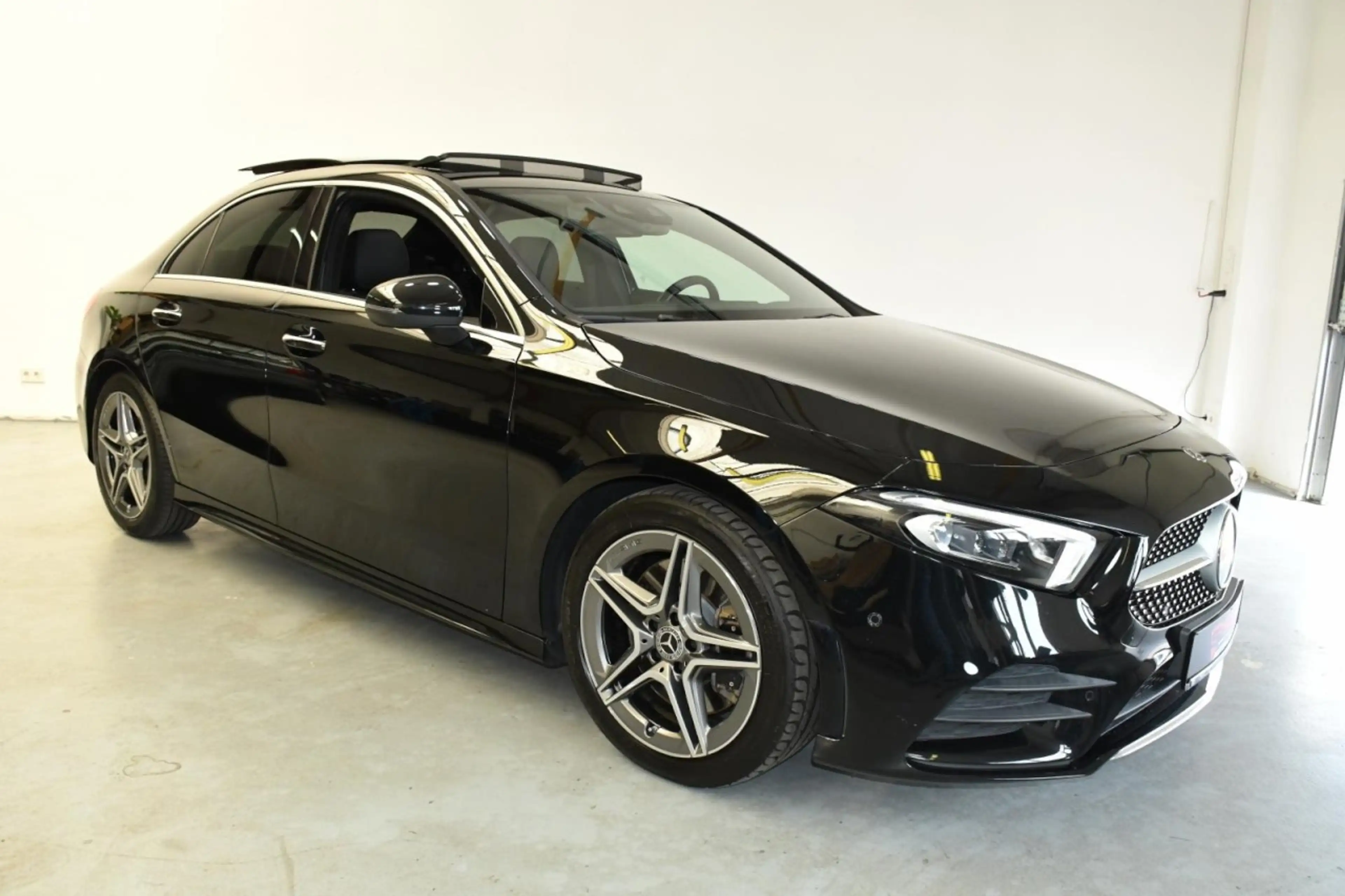 Mercedes-Benz A 250 AMG Limo. DiS*HuD*PAN*MEM*ST.HZ*BeLü*DASH* Klima — photo 4