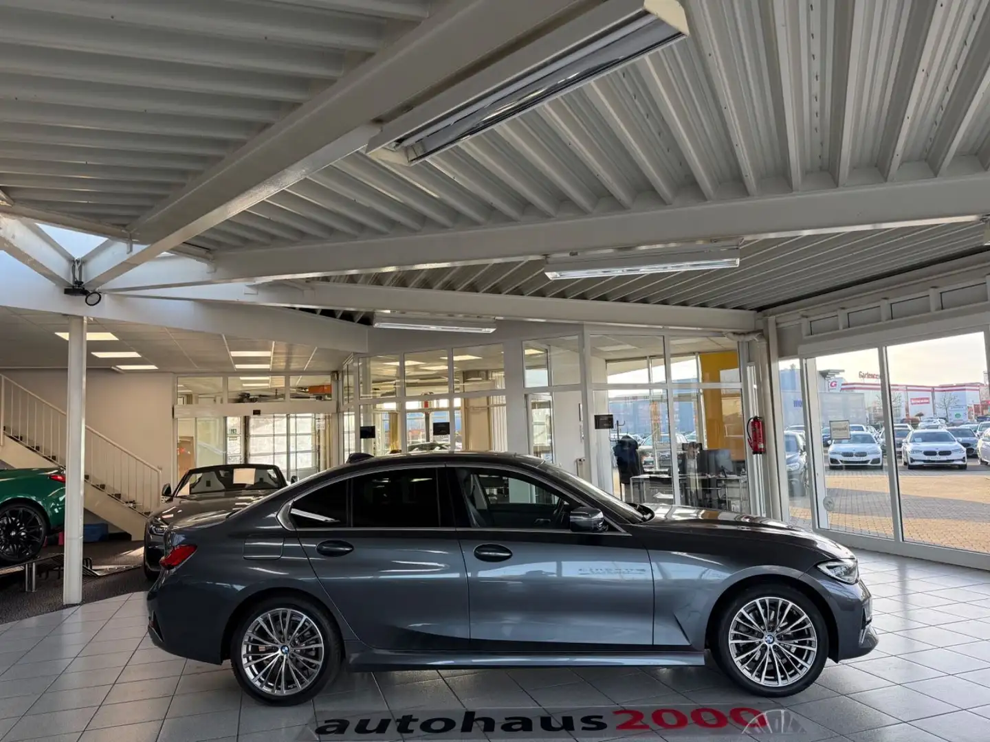 BMW 320 d Lim. Luxury Line AUT./LASER/HUD/CAM/H&K Gris - 2