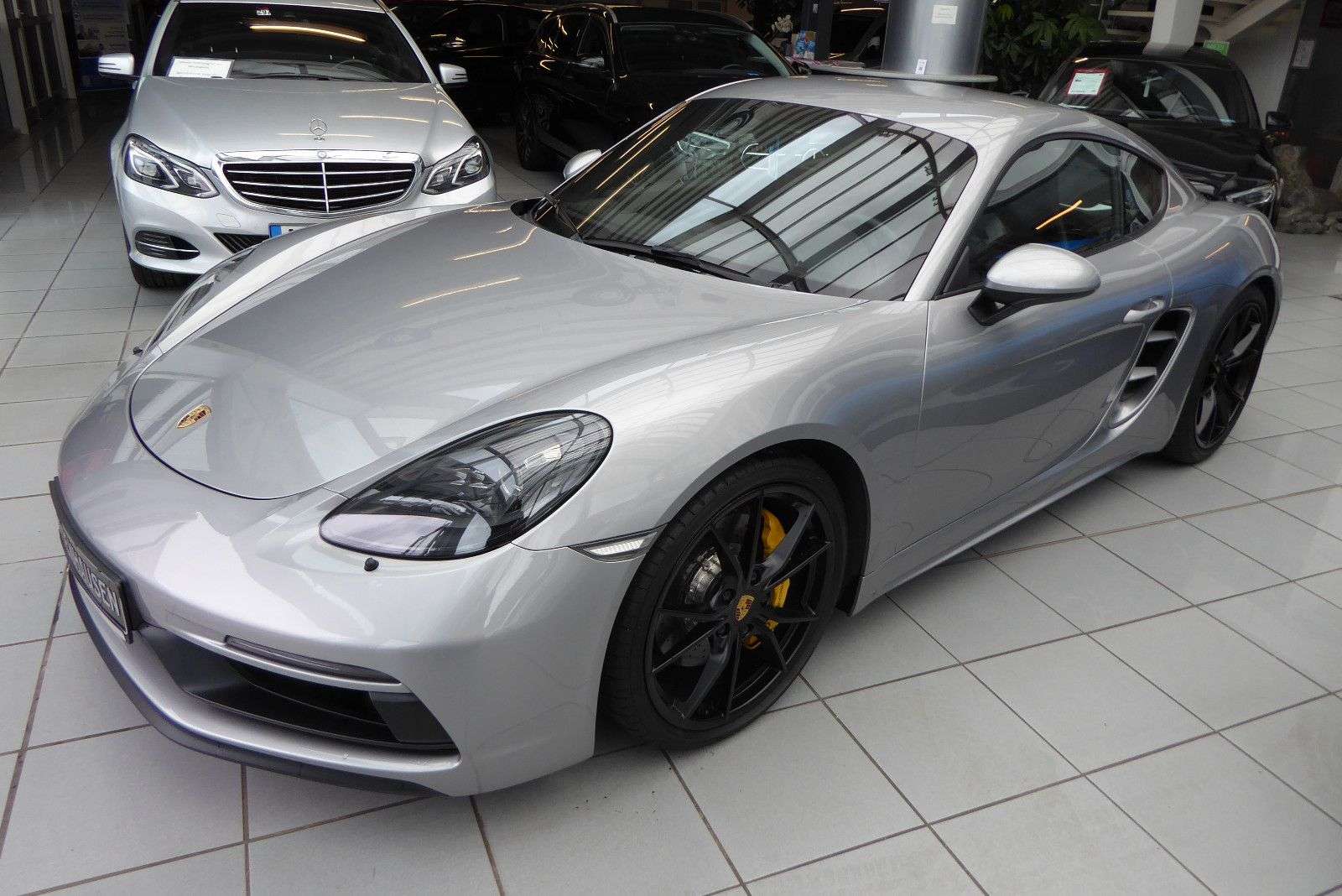 Second hand Porsche Cayman 