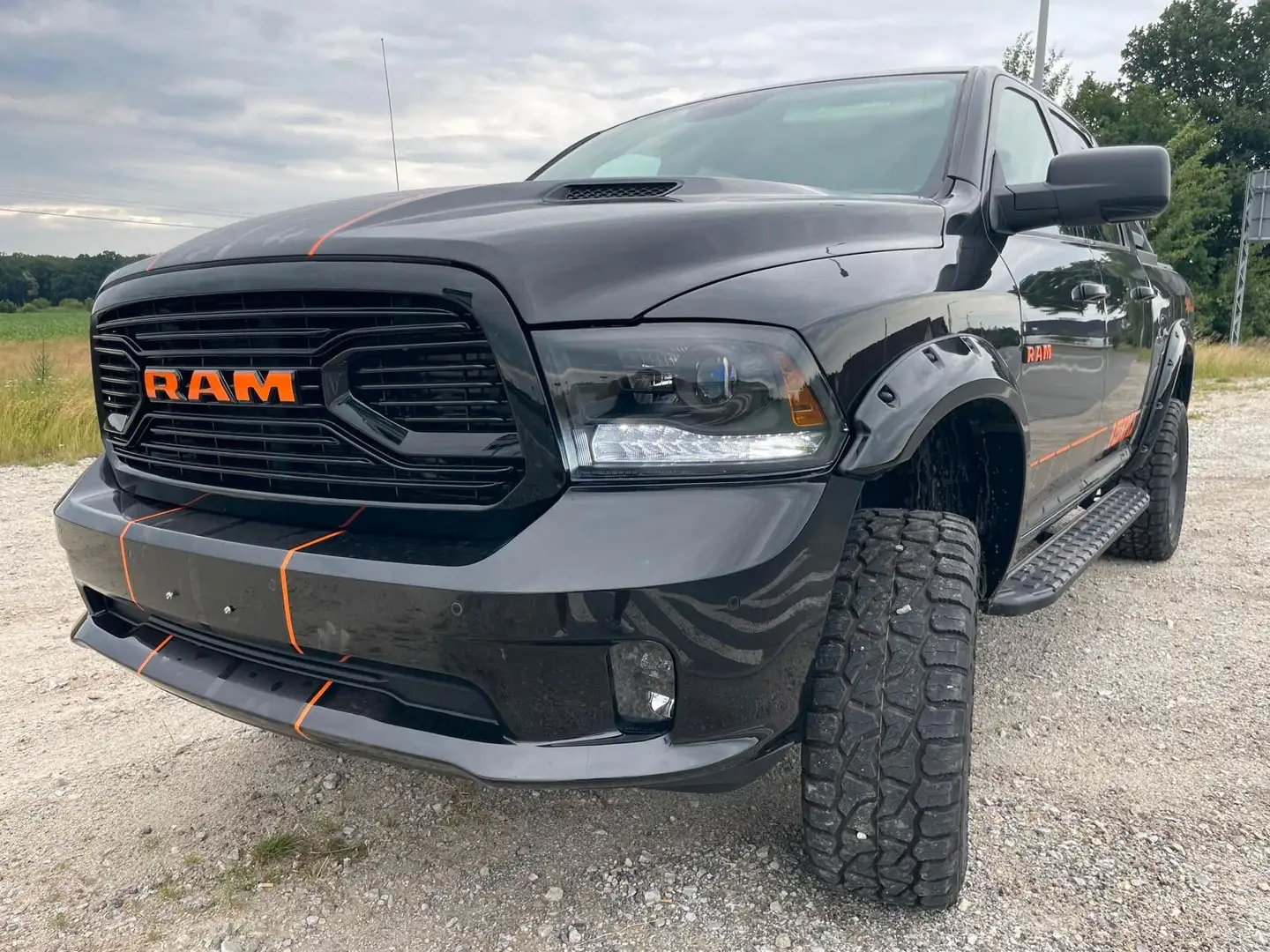 Dodge RAM Classic 6-Zoll Lift 5.7l 4x4 LED-Bar & Bügel Schwarz - 1
