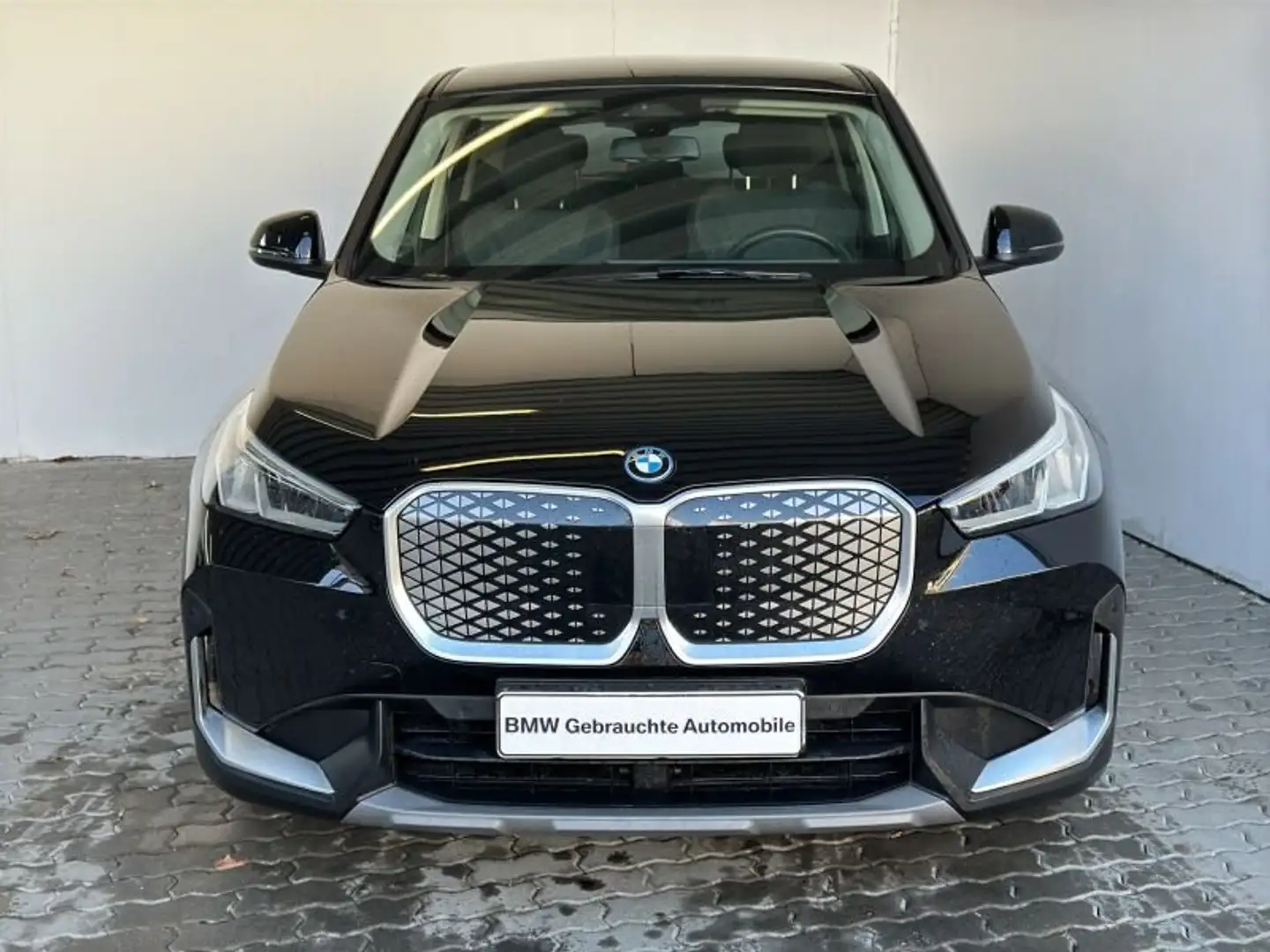 BMW iX1 xDrive30 Schwarz - 2